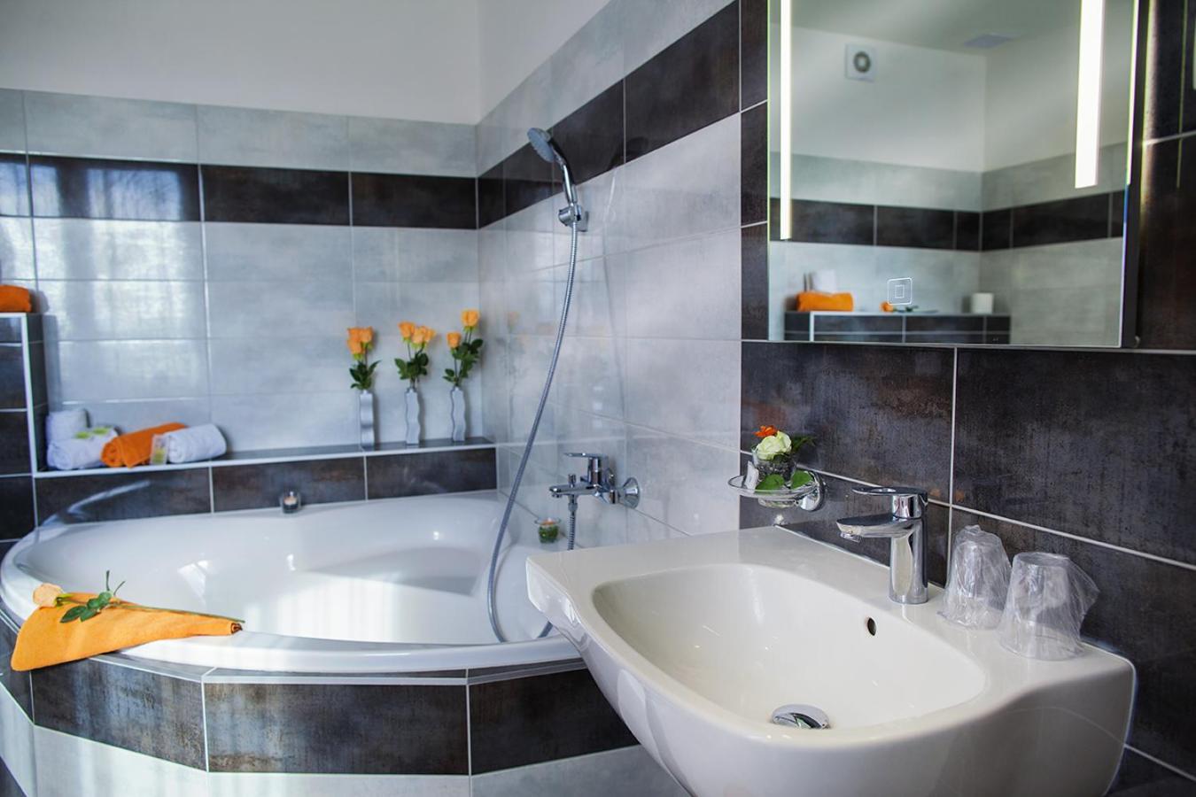 Suite - Photo 10
