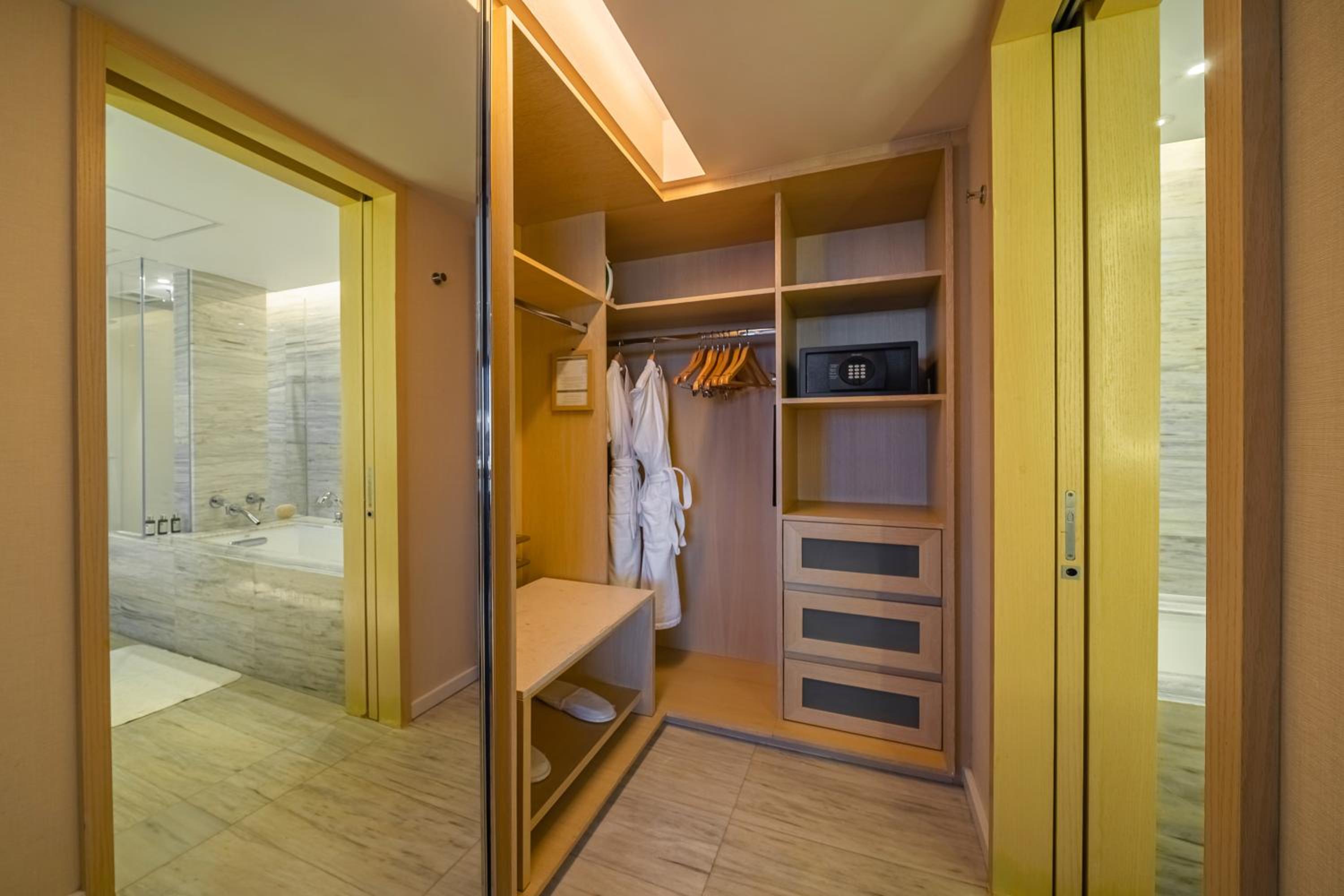 King Suite - Photo 3
