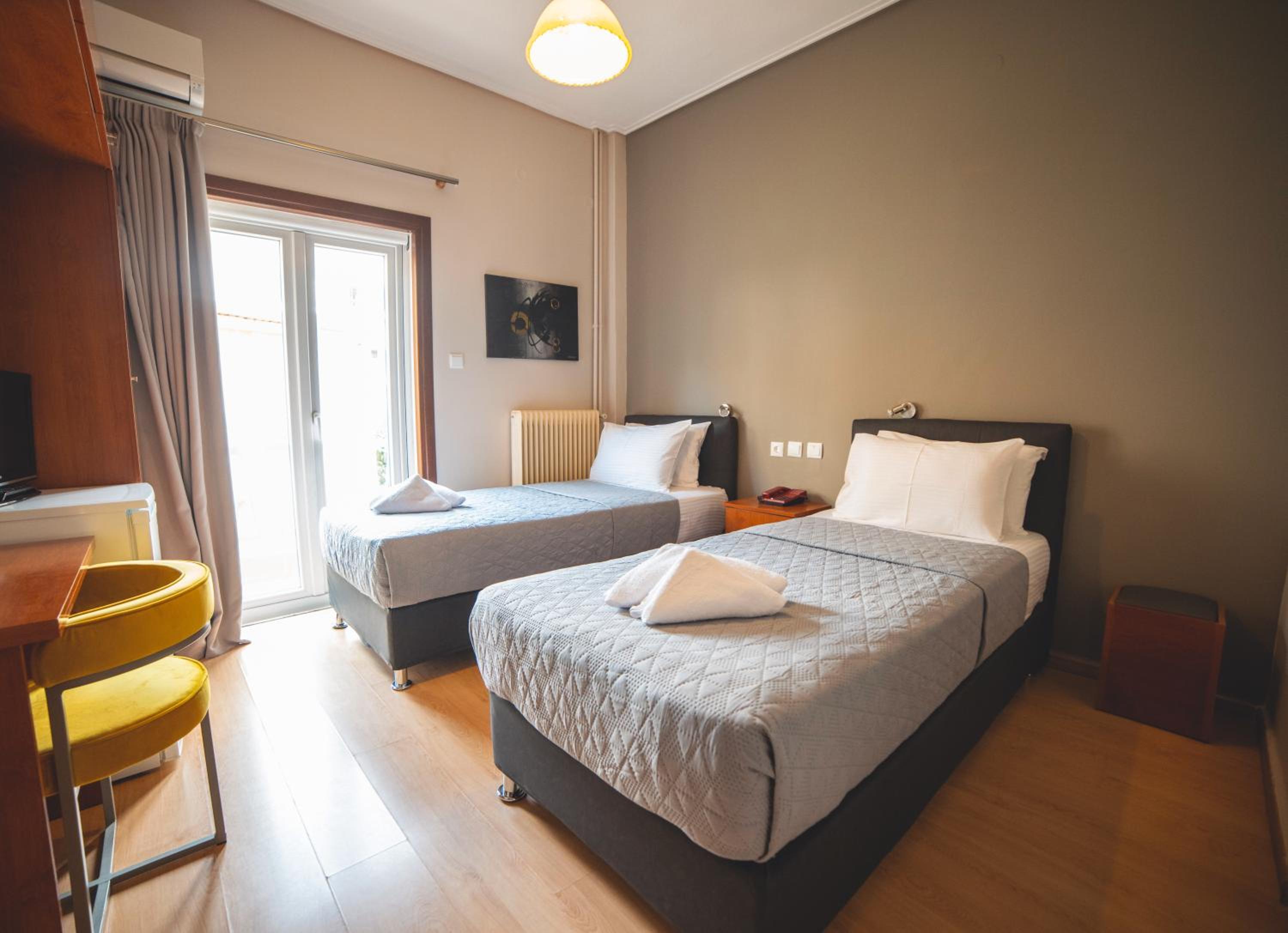 Standard Twin Room - Photo 3