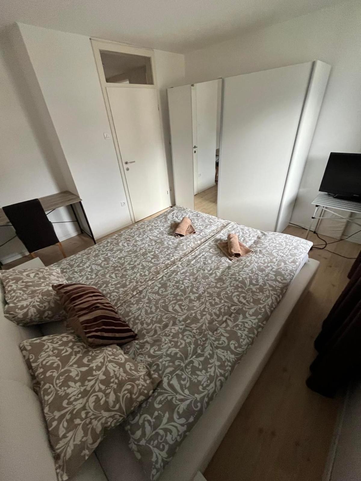 One-Bedroom Apartment - Photo 2