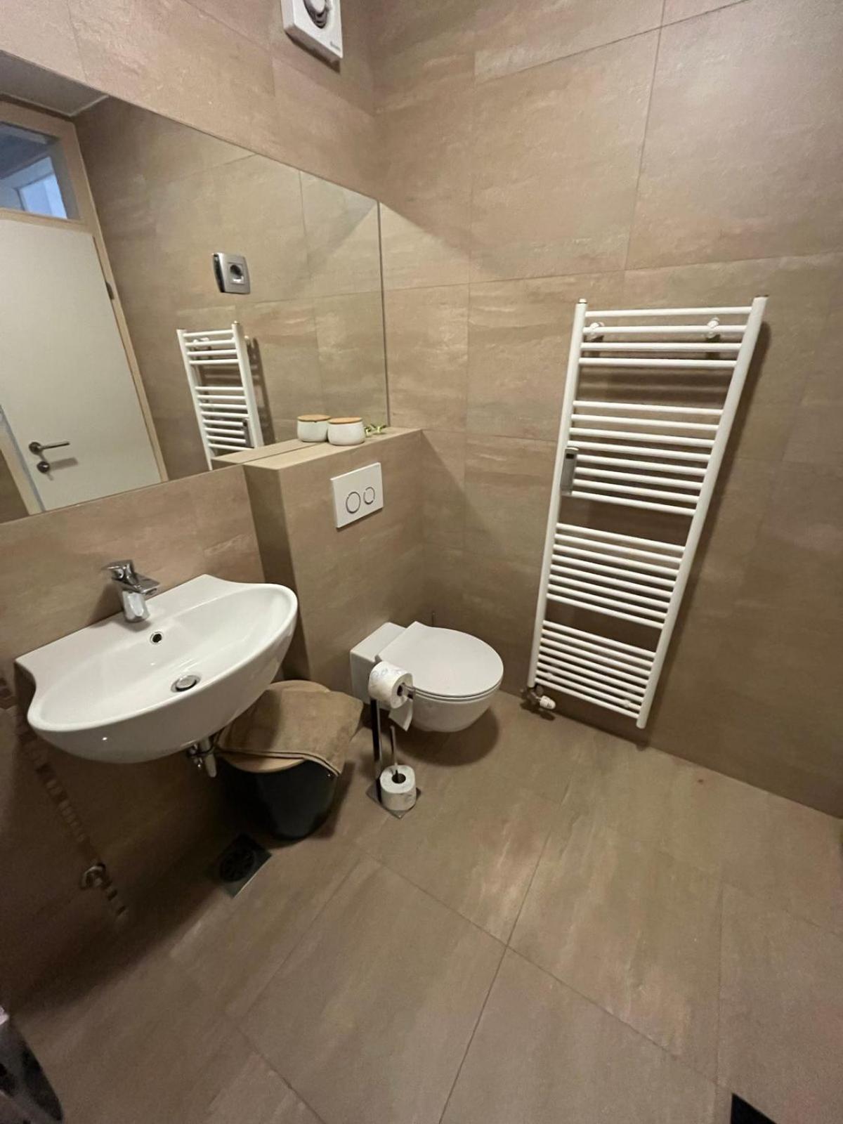 One-Bedroom Apartment - Photo 4