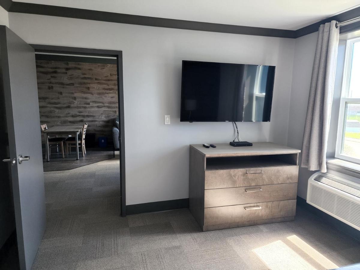 One-Bedroom Suite - Photo 3