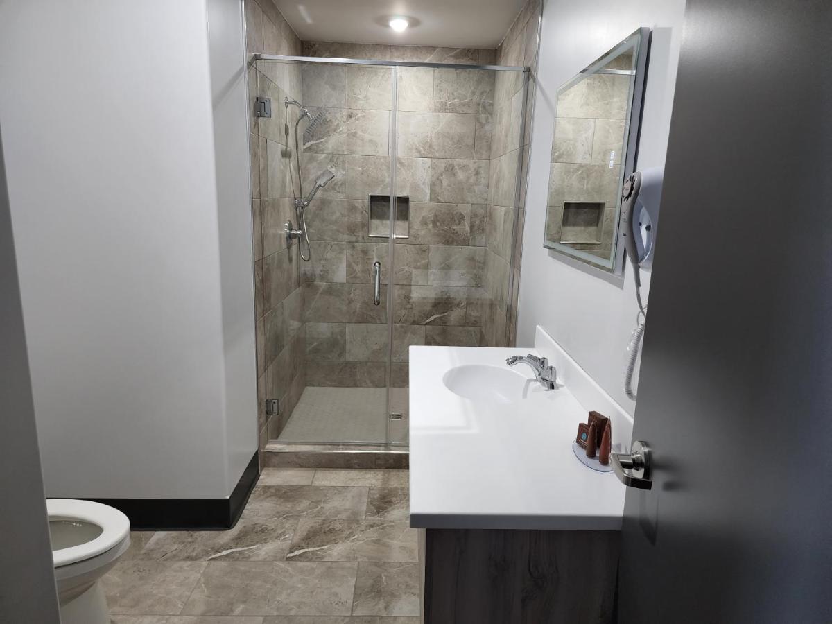 One-Bedroom Suite - Photo 6