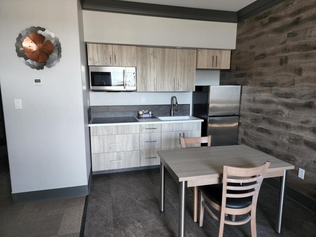 One-Bedroom Suite - Photo 4