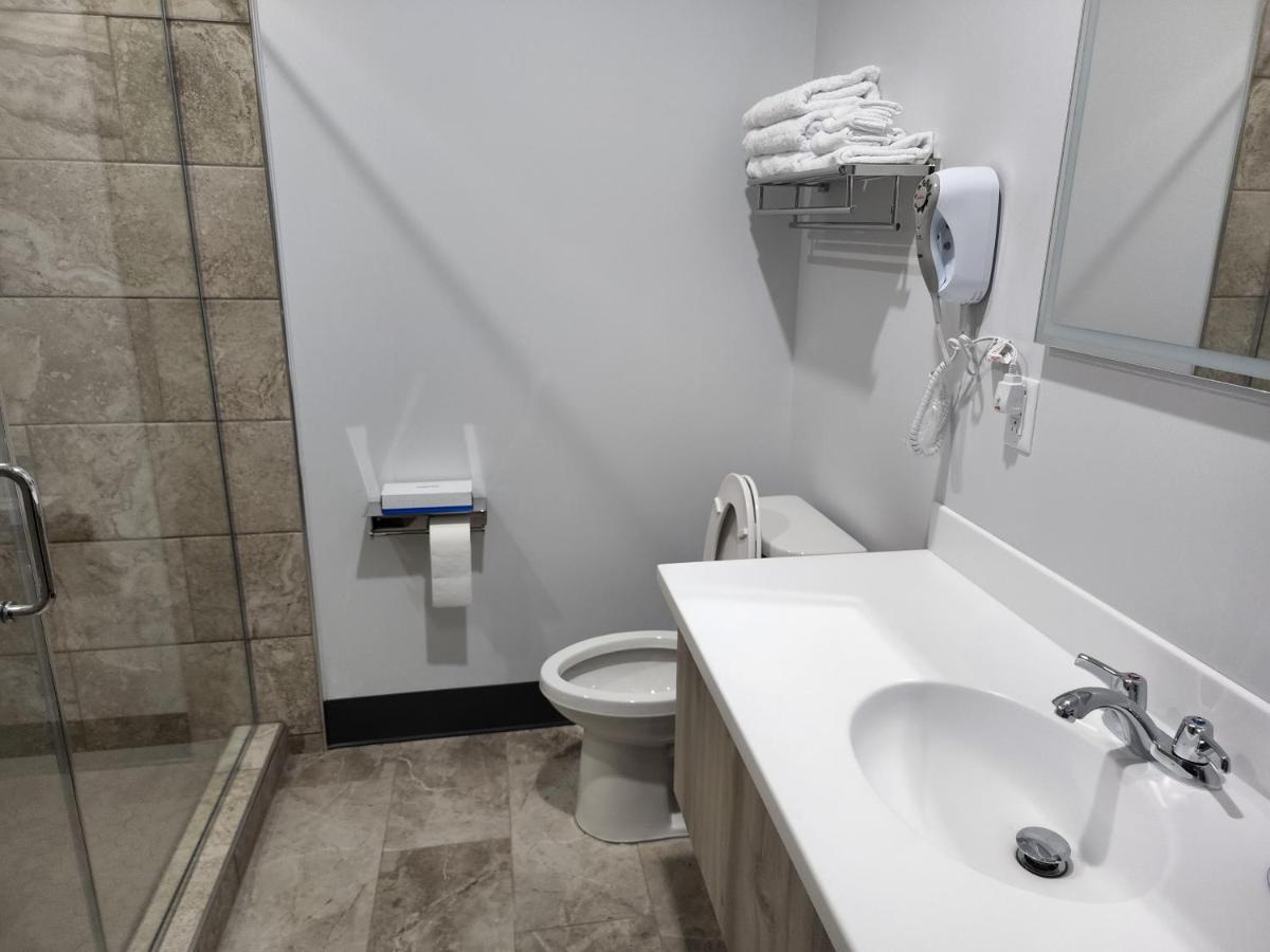 One-Bedroom Suite - Photo 9