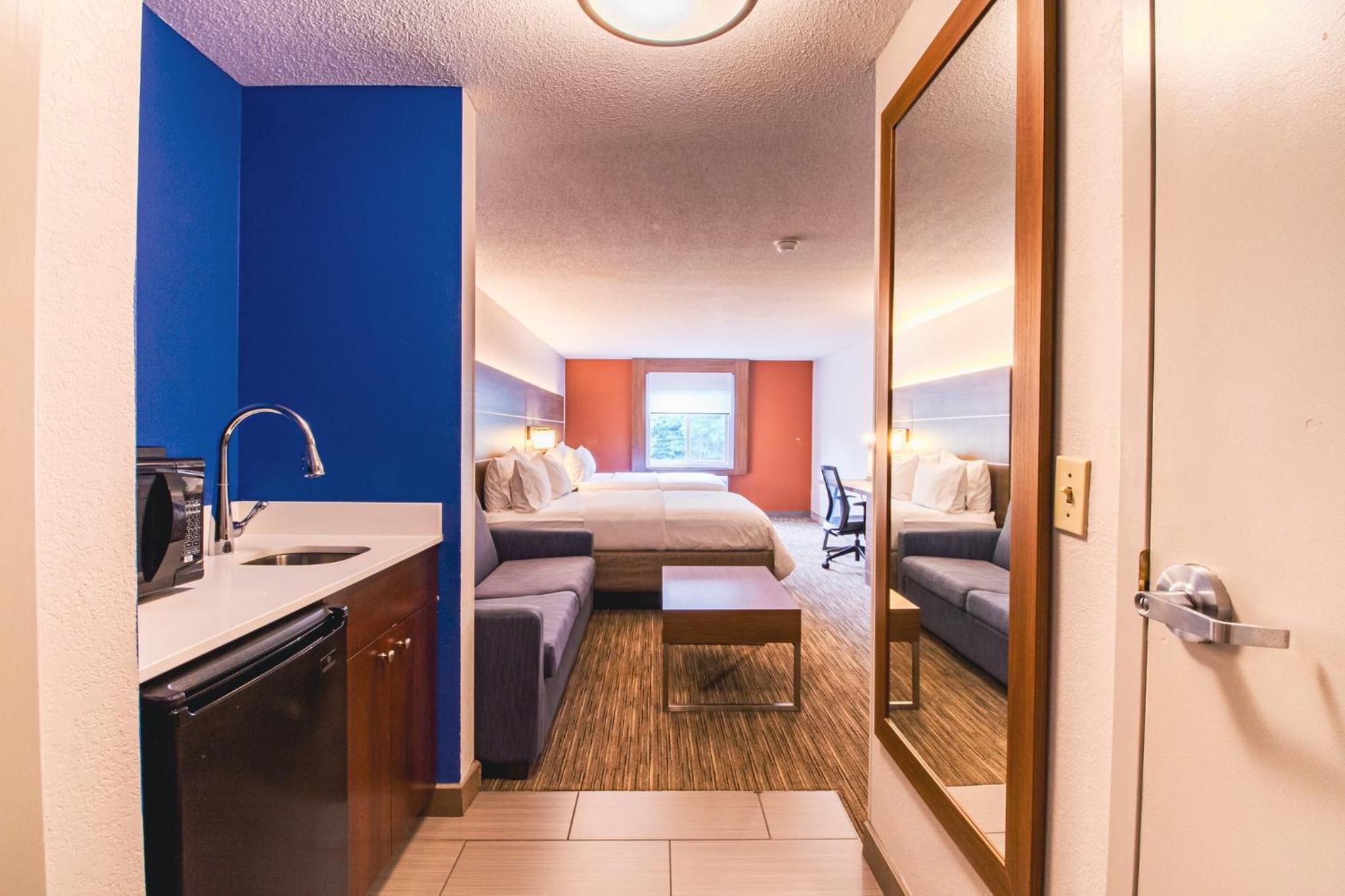 Suite with Two Queen Beds - Photo 2