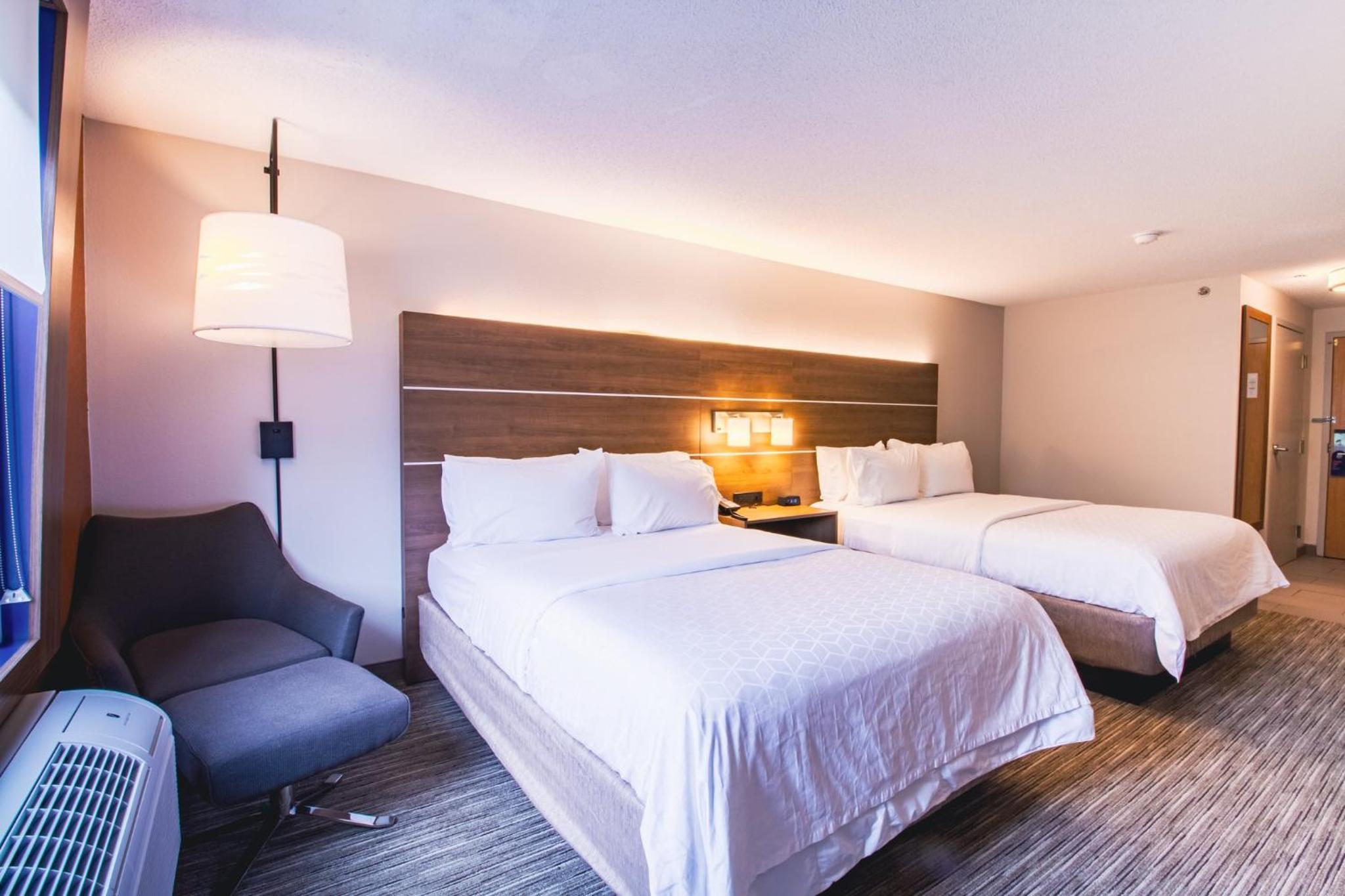 Standard Queen Room with Two Queen Beds - Photo 14