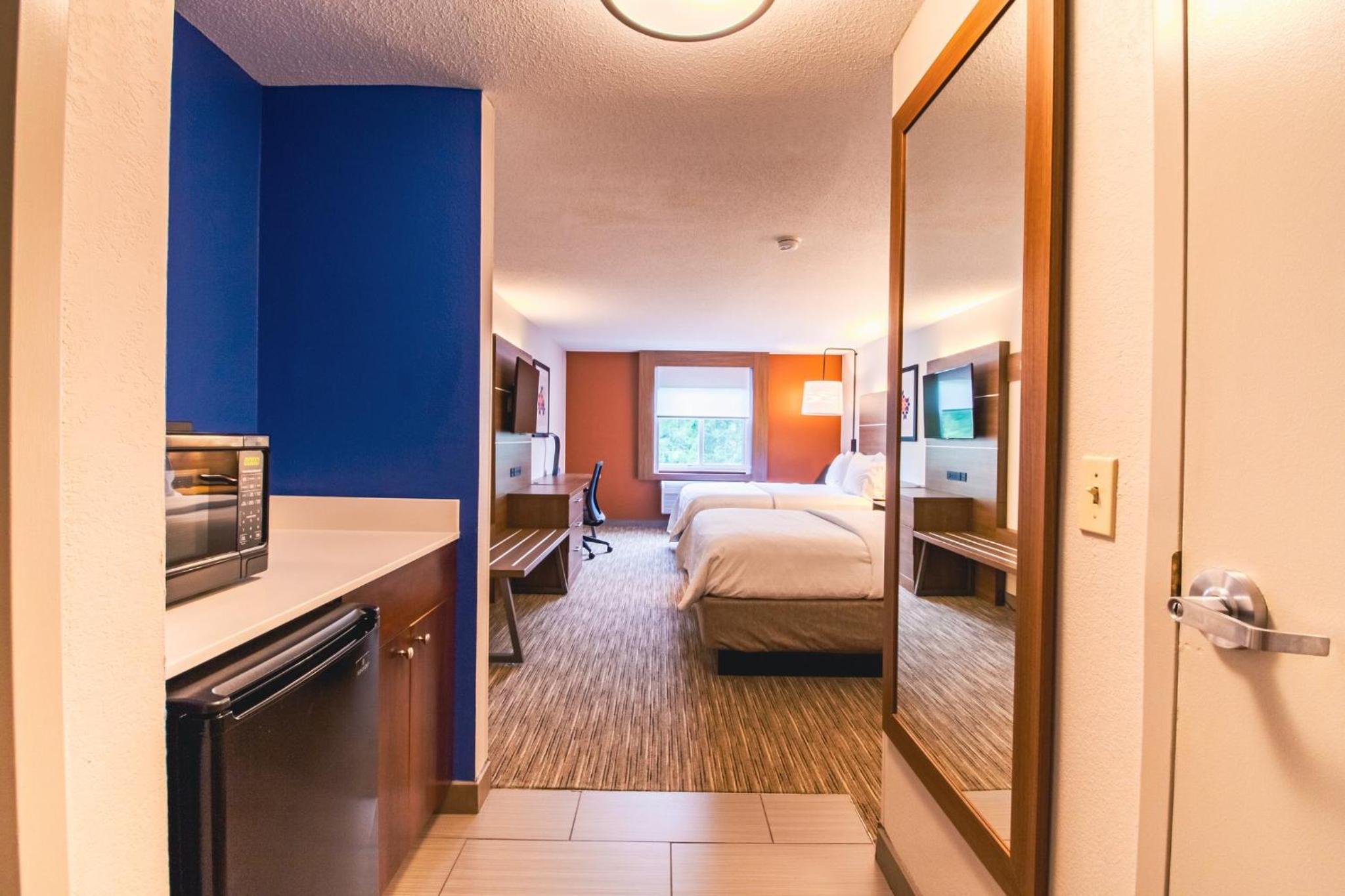 Standard Queen Room with Two Queen Beds - Photo 15