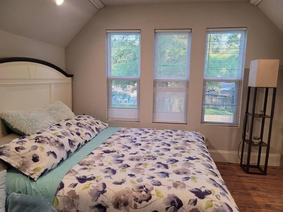 Five-Bedroom House - Photo 26