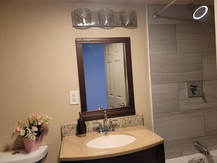 Five-Bedroom House - Photo 23