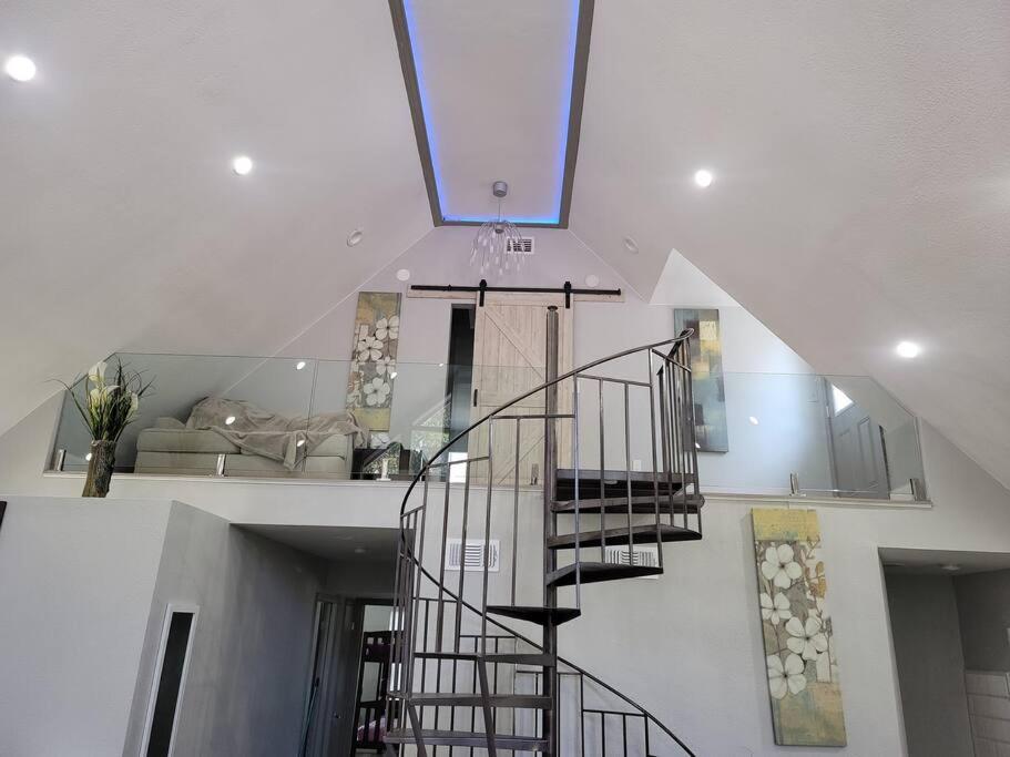 Five-Bedroom House - Photo 19