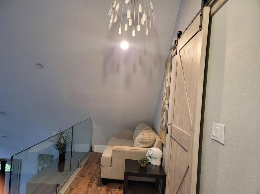 Five-Bedroom House - Photo 33
