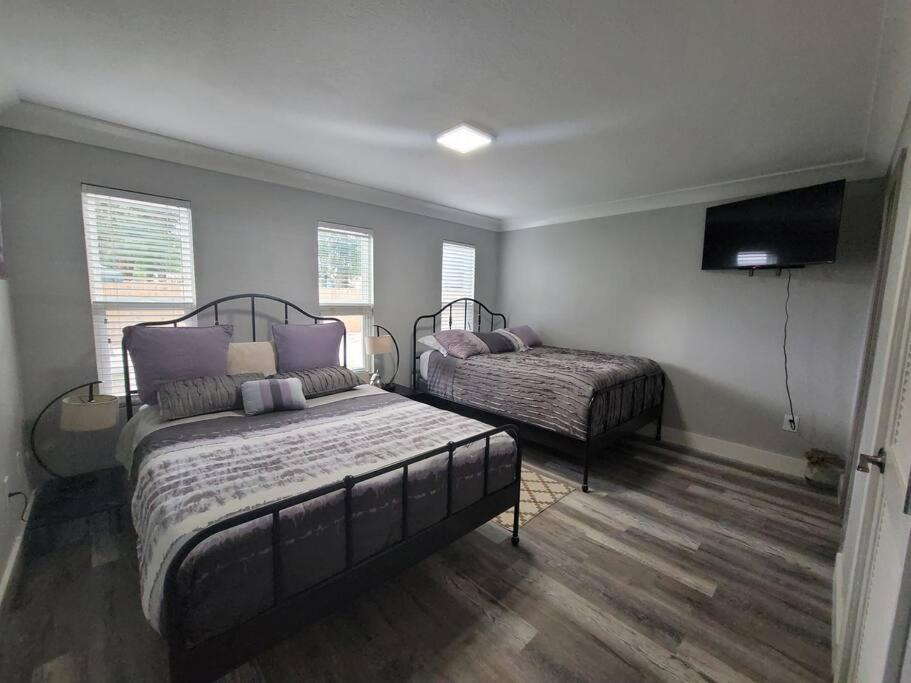 Five-Bedroom House - Photo 44