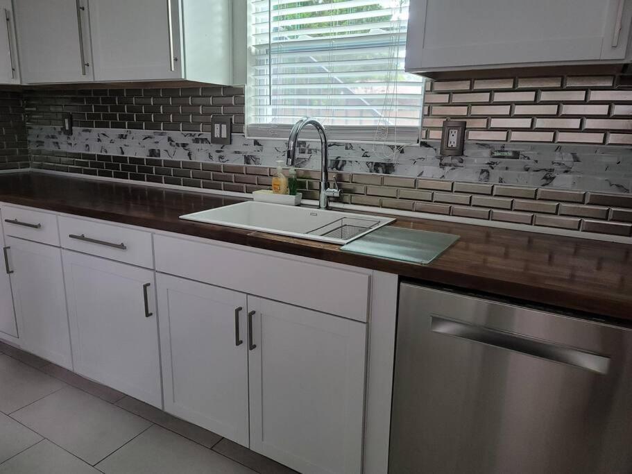 Five-Bedroom House - Photo 3