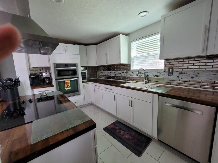 Five-Bedroom House - Photo 4