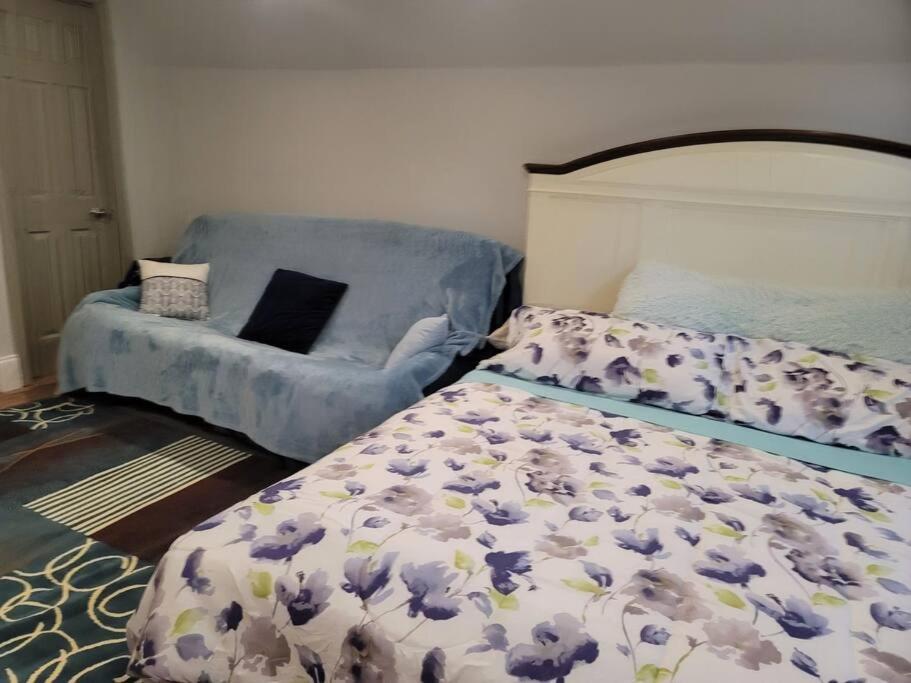 Five-Bedroom House - Photo 5