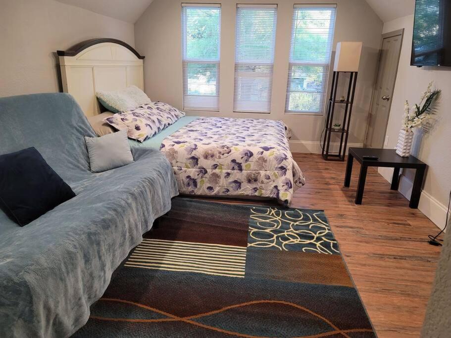 Five-Bedroom House - Photo 37