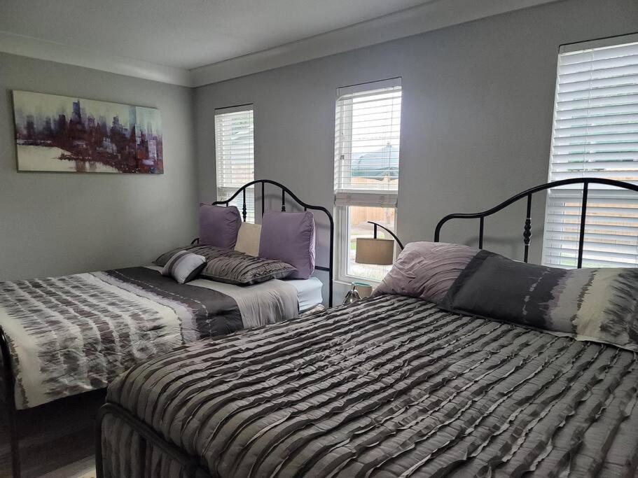 Five-Bedroom House - Photo 39