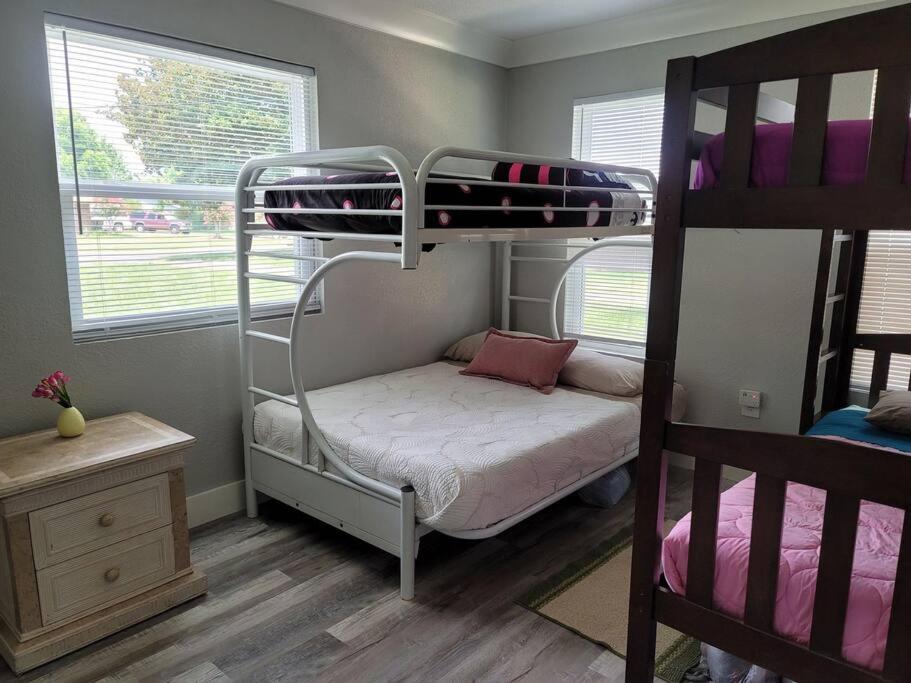 Five-Bedroom House - Photo 43