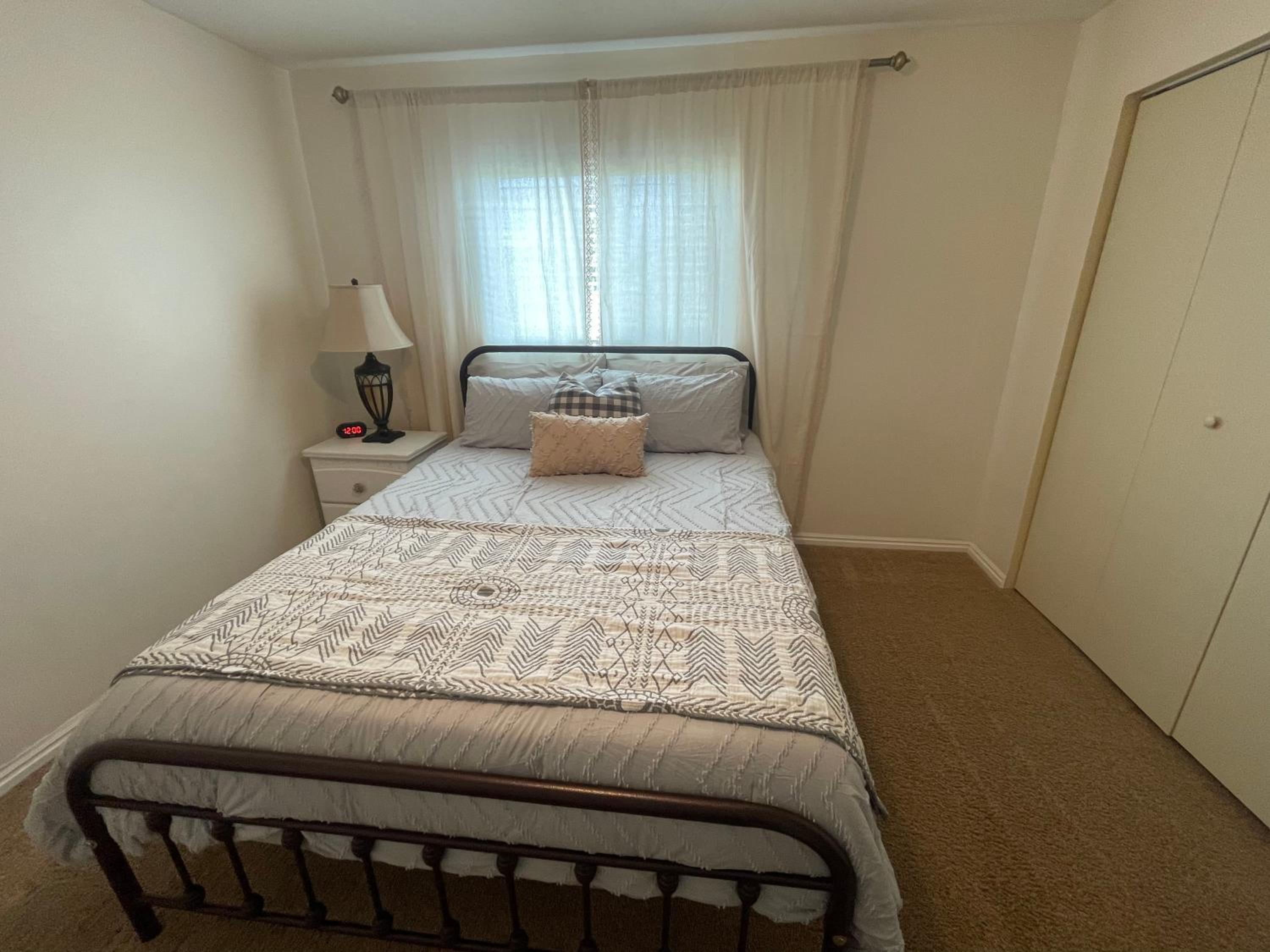 Two-Bedroom House - Photo 23