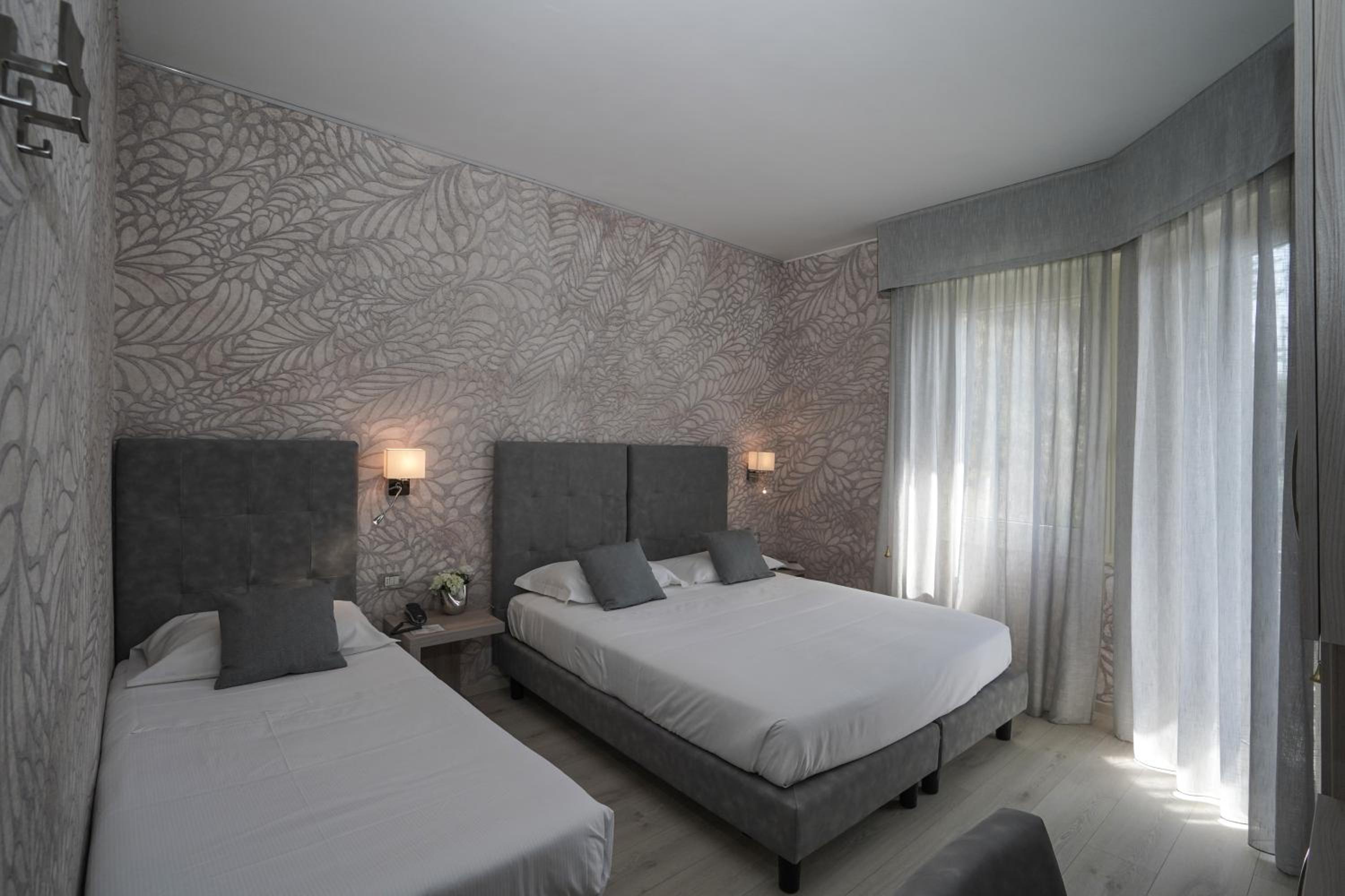 Triple Room with Balcony and Partial Sea View - Photo 2