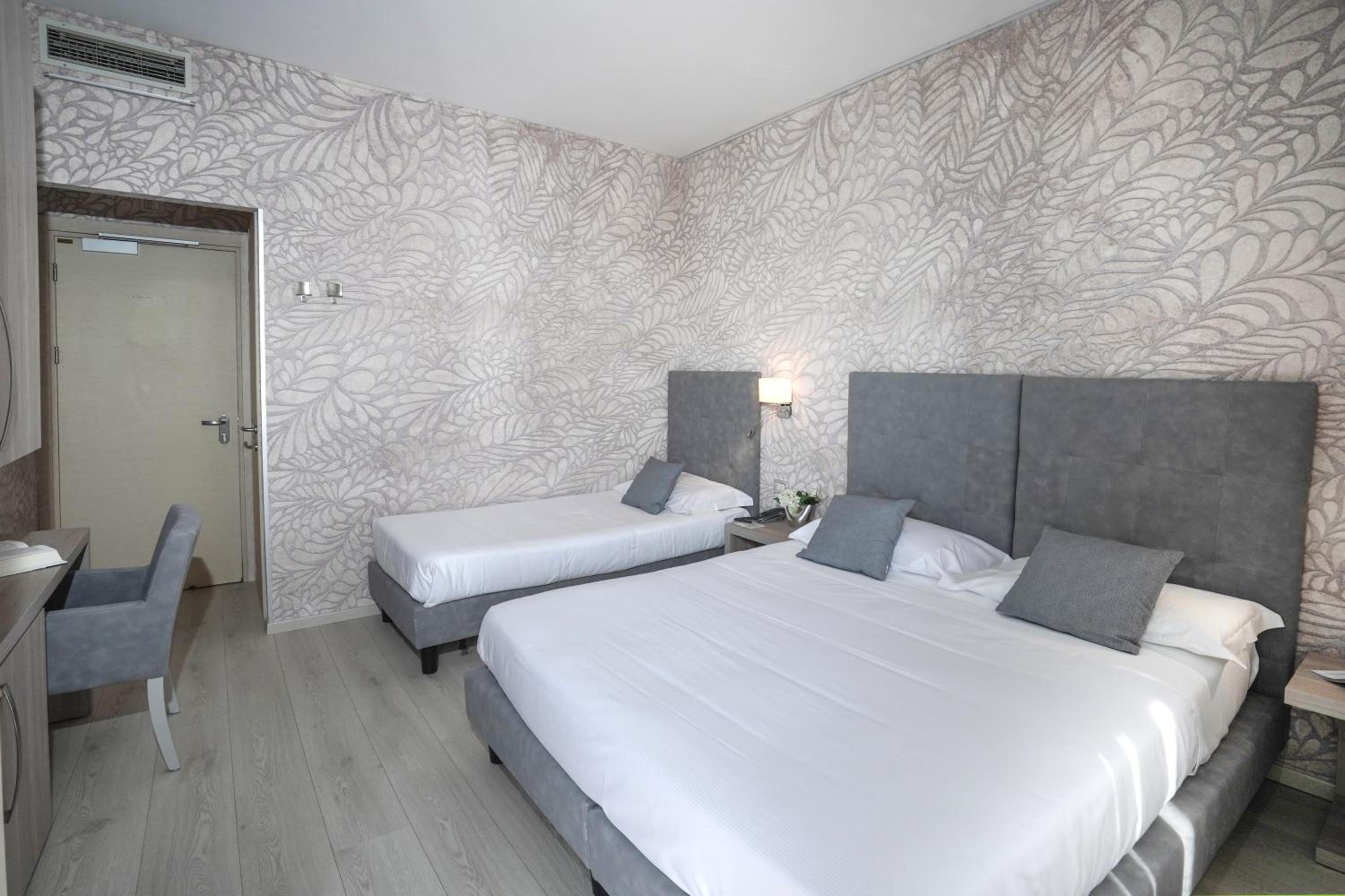 Triple Room with Balcony and Partial Sea View - Photo 5