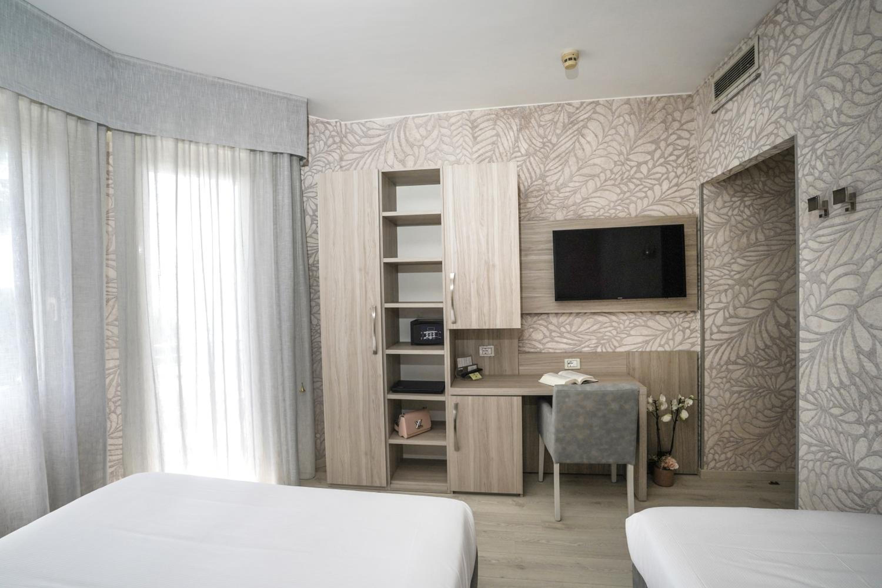 Triple Room with Balcony and Partial Sea View - Photo 4