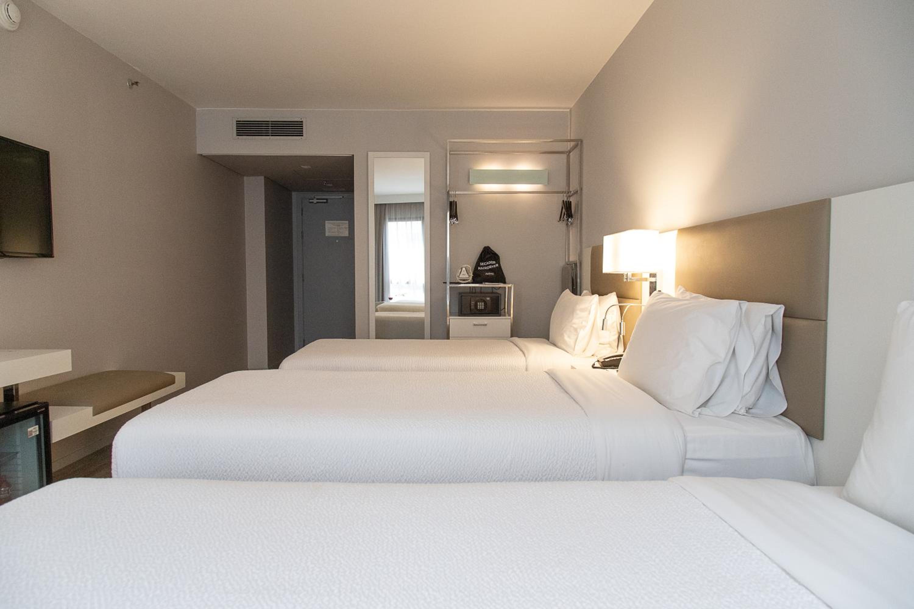 Superior Triple Room with 03 Single Beds thumbnail 5