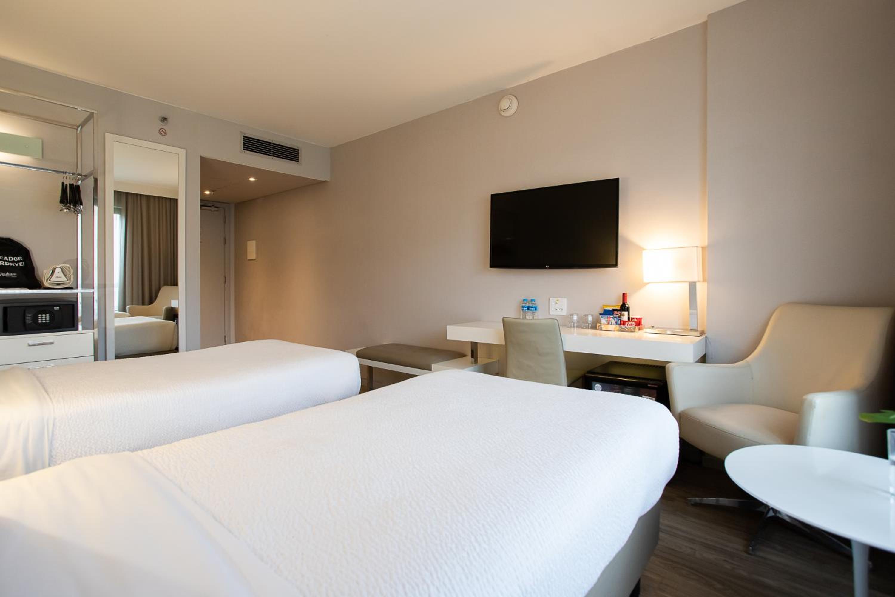 Superior Twin Room thumbnail 5