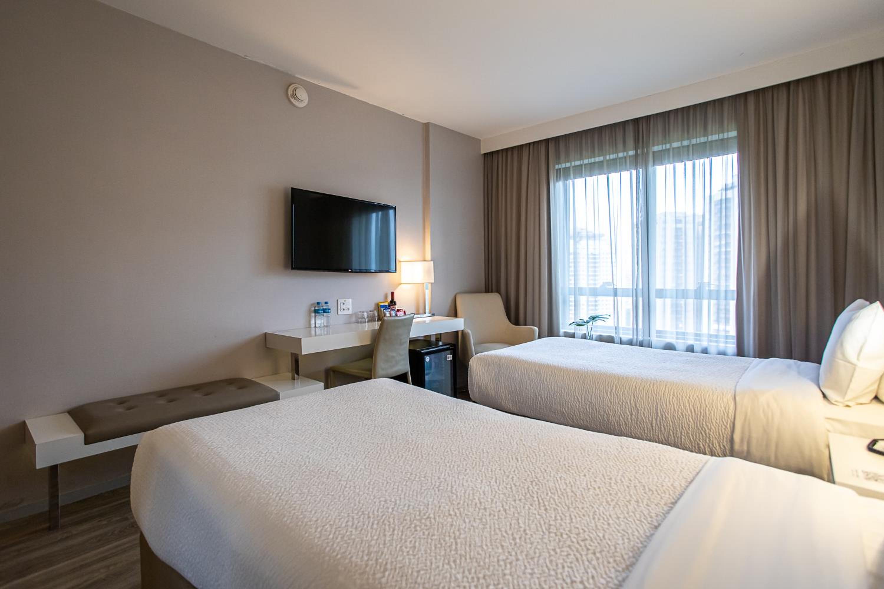 Superior Twin Room thumbnail 6