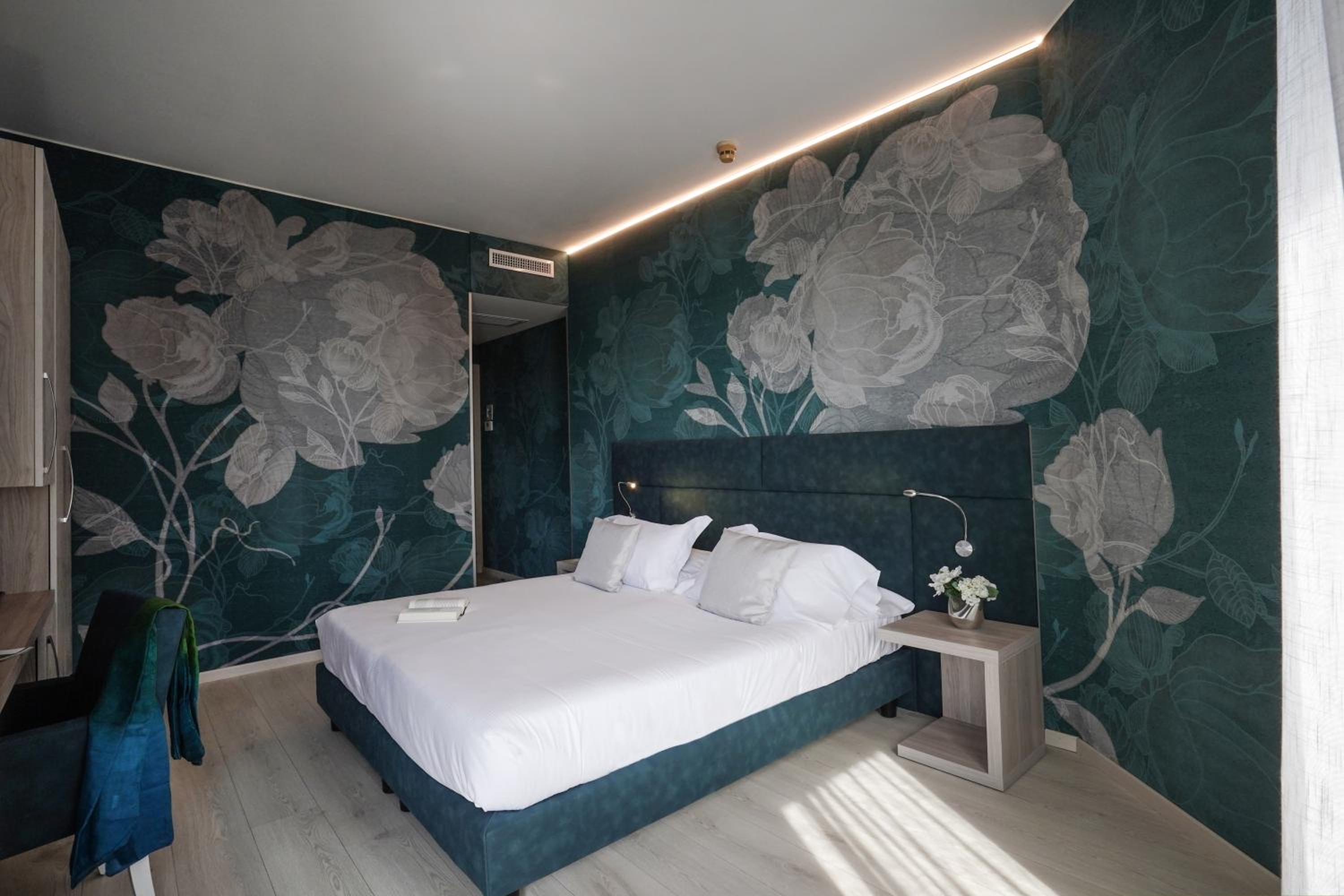 Deluxe Double Room with Balcony and Sea View - Photo 2