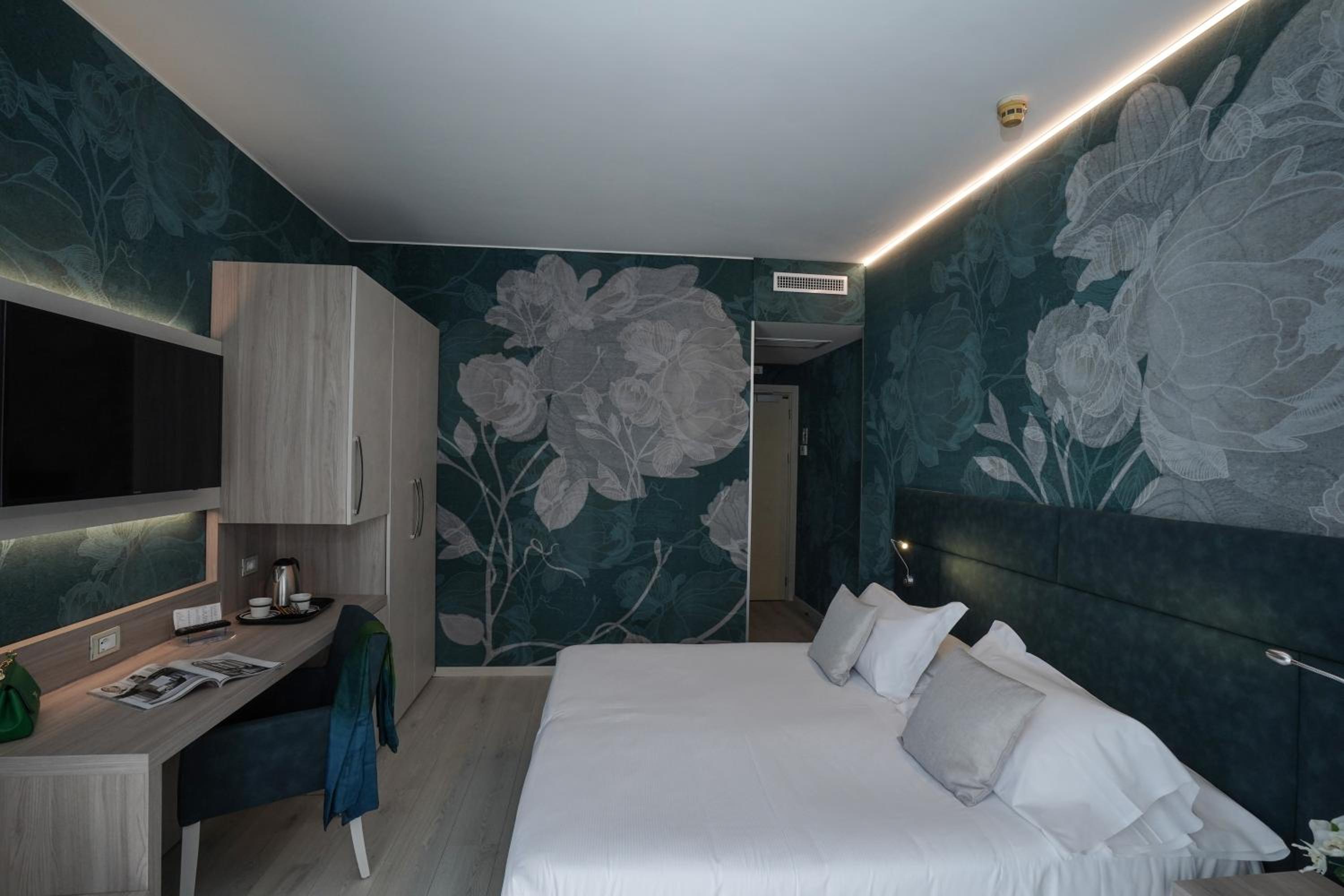 Deluxe Double Room with Balcony and Sea View - Photo 23
