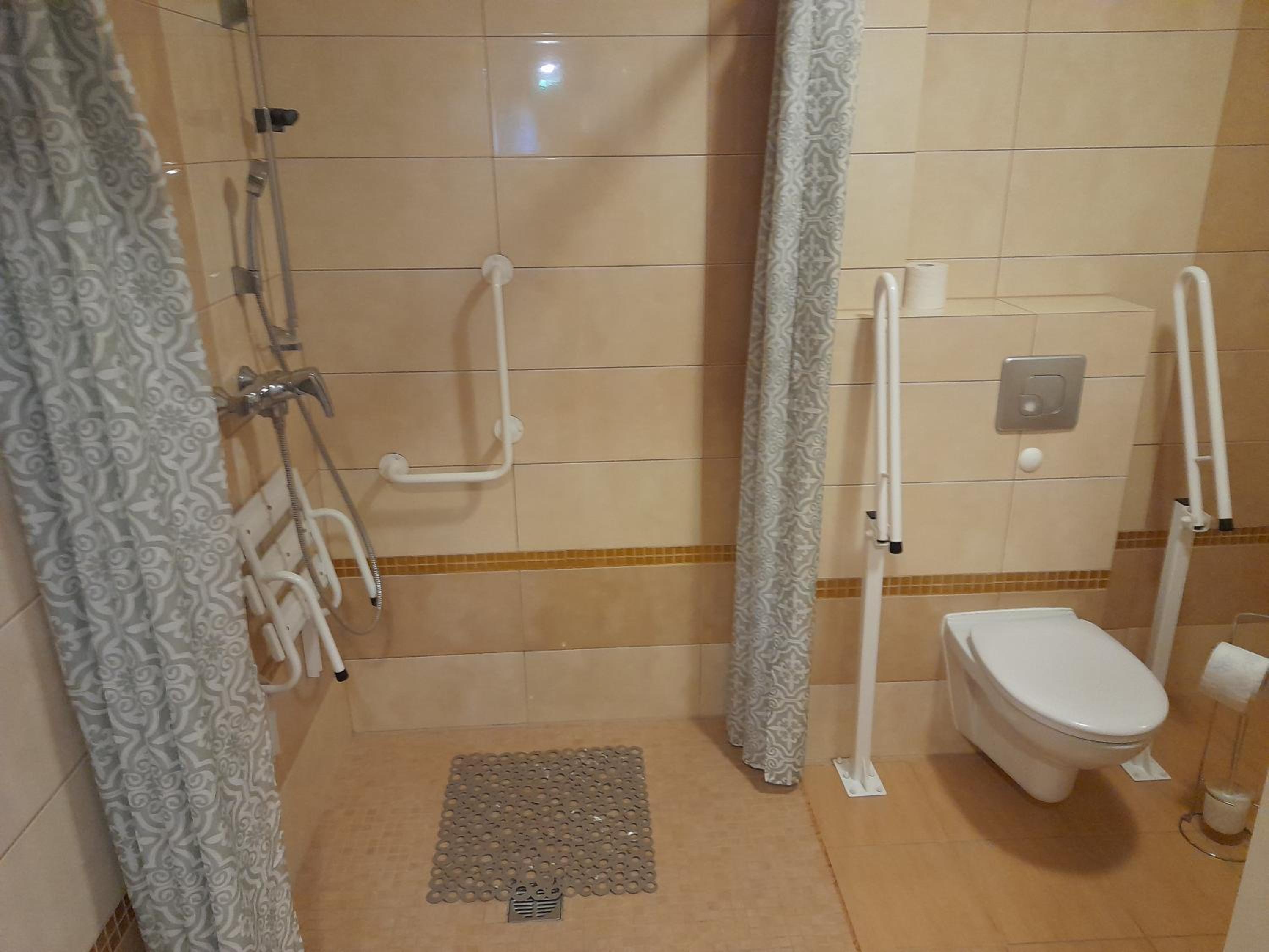 Twin Room - Disability Access - Photo 7