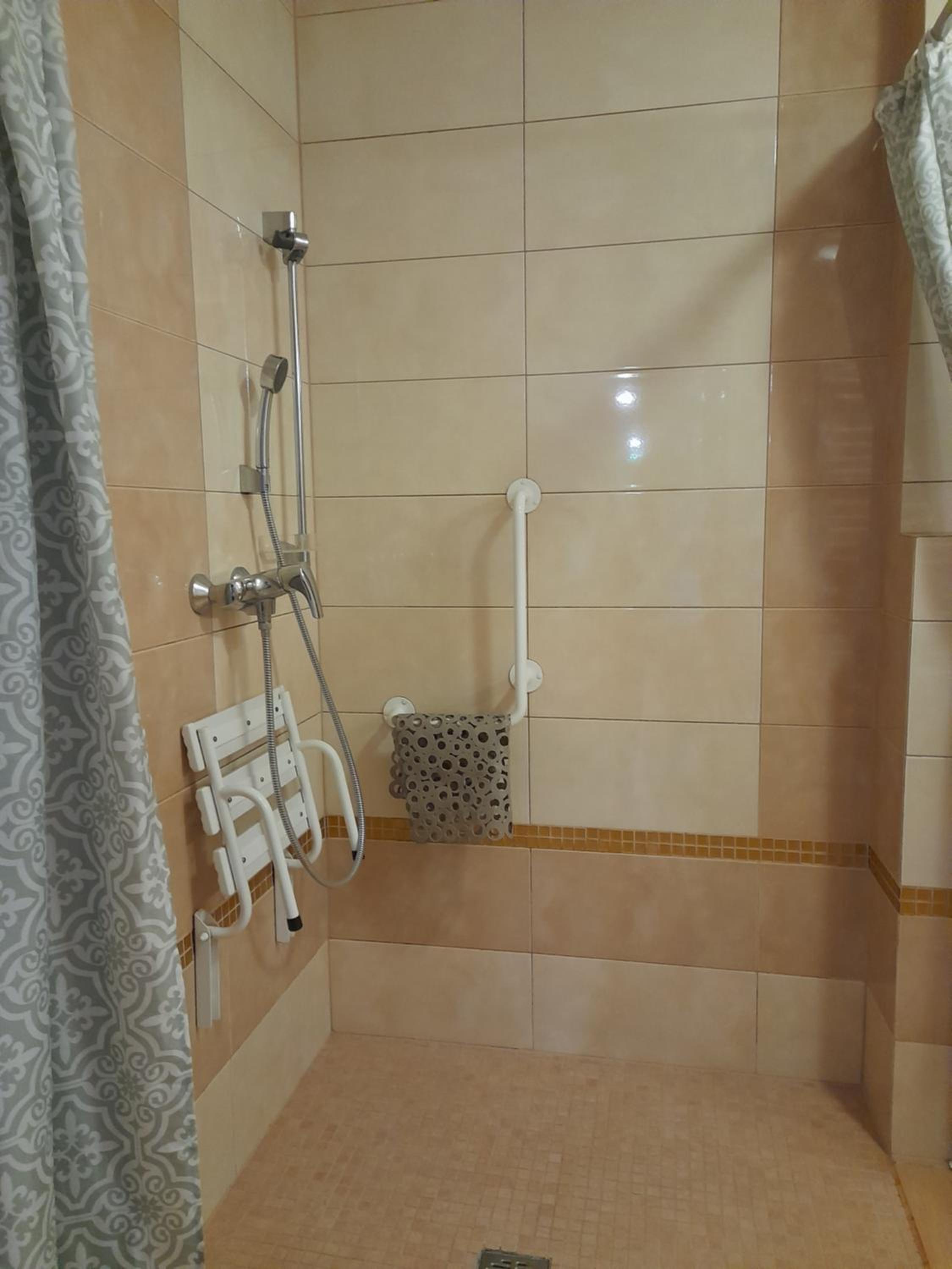 Twin Room - Disability Access - Photo 12