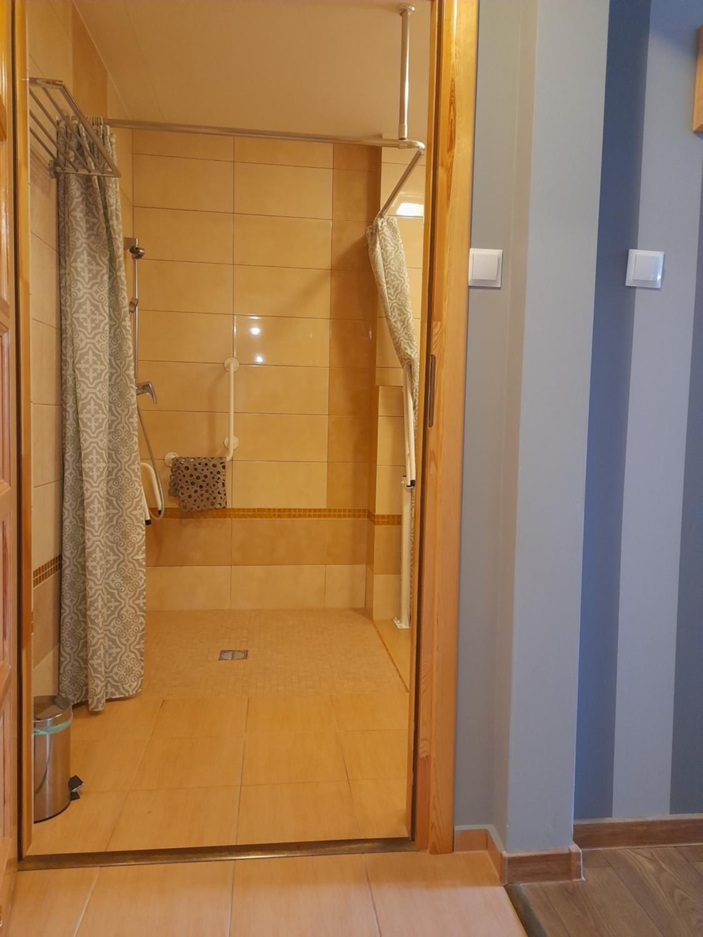 Twin Room - Disability Access - Photo 10