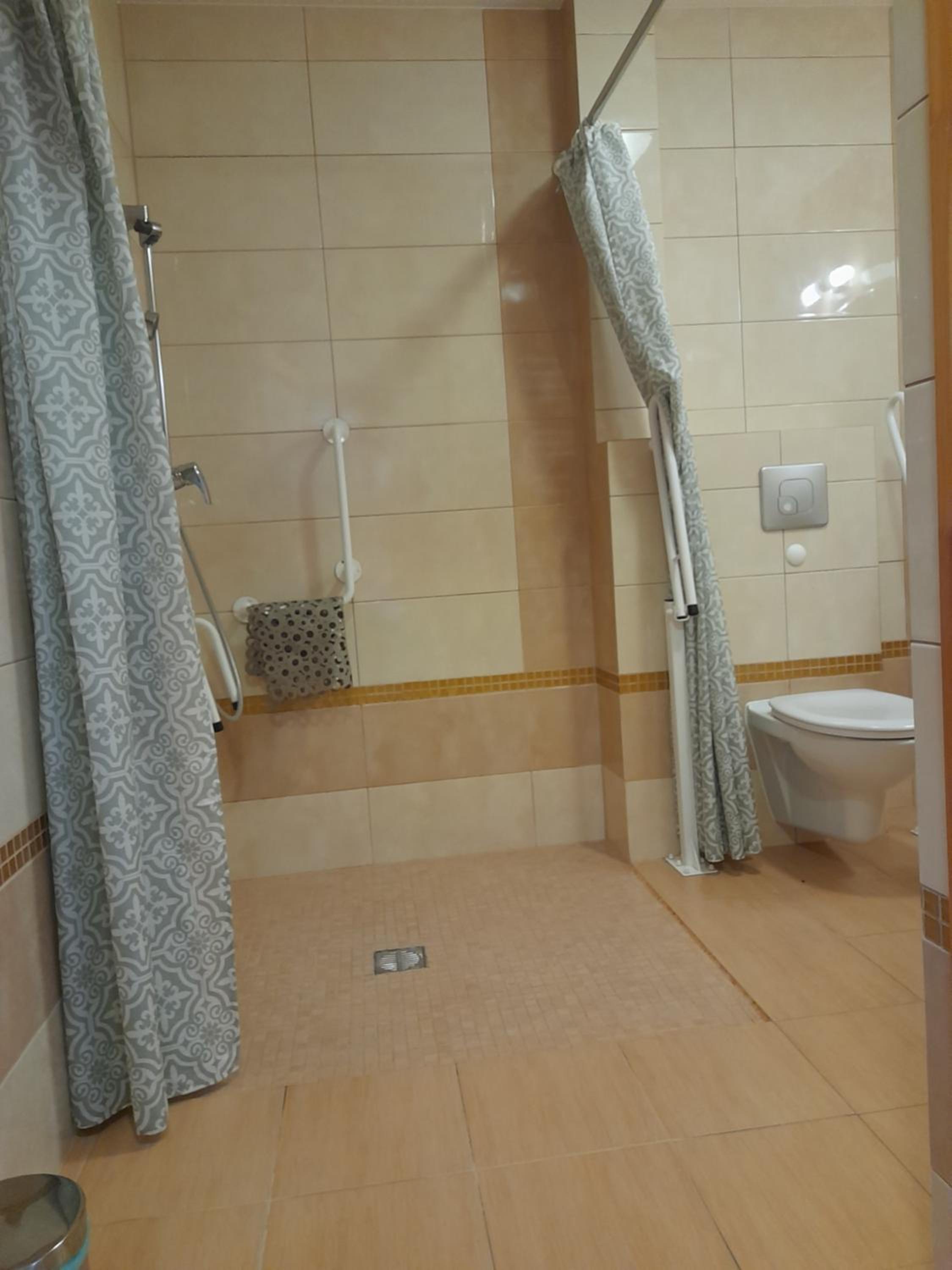 Twin Room - Disability Access - Photo 11