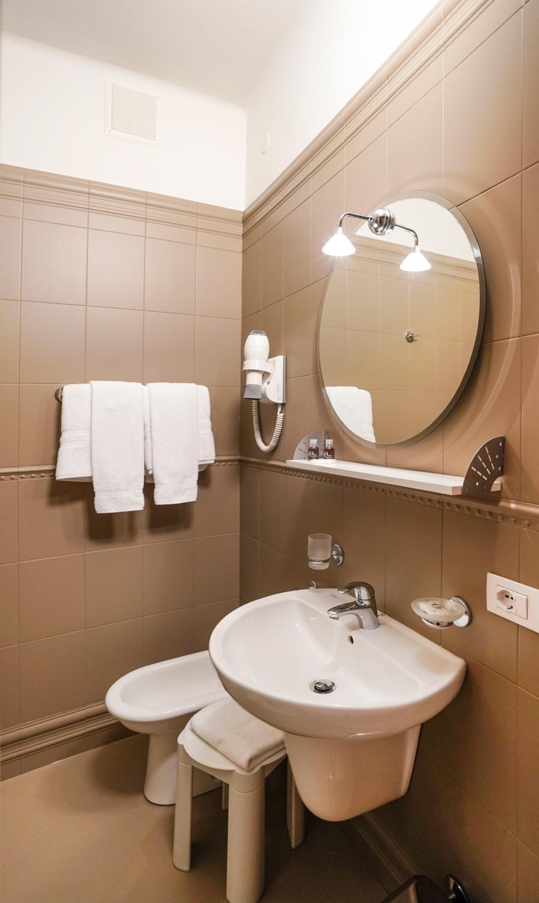 Standard Double Room with Balcony and Partial Sea View - Photo 5