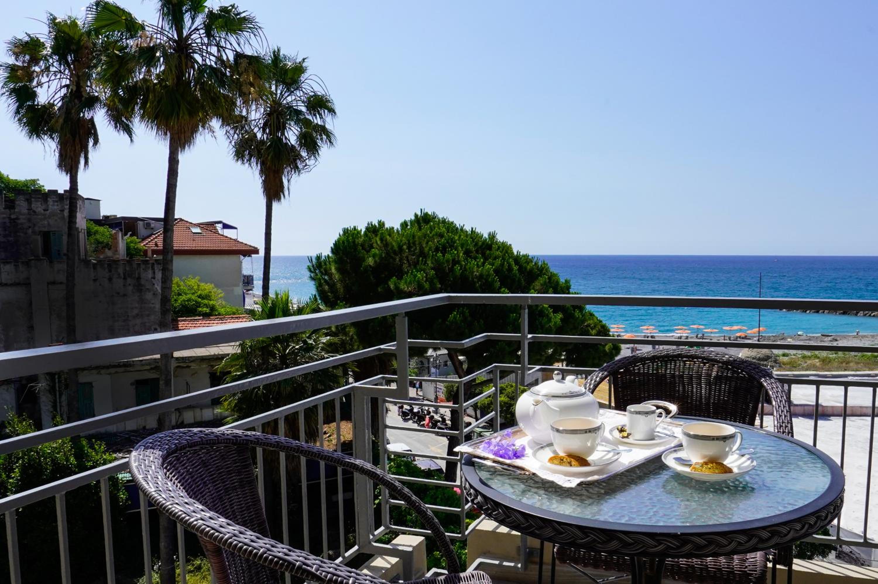 Standard Double Room with Balcony and Partial Sea View - Photo 4