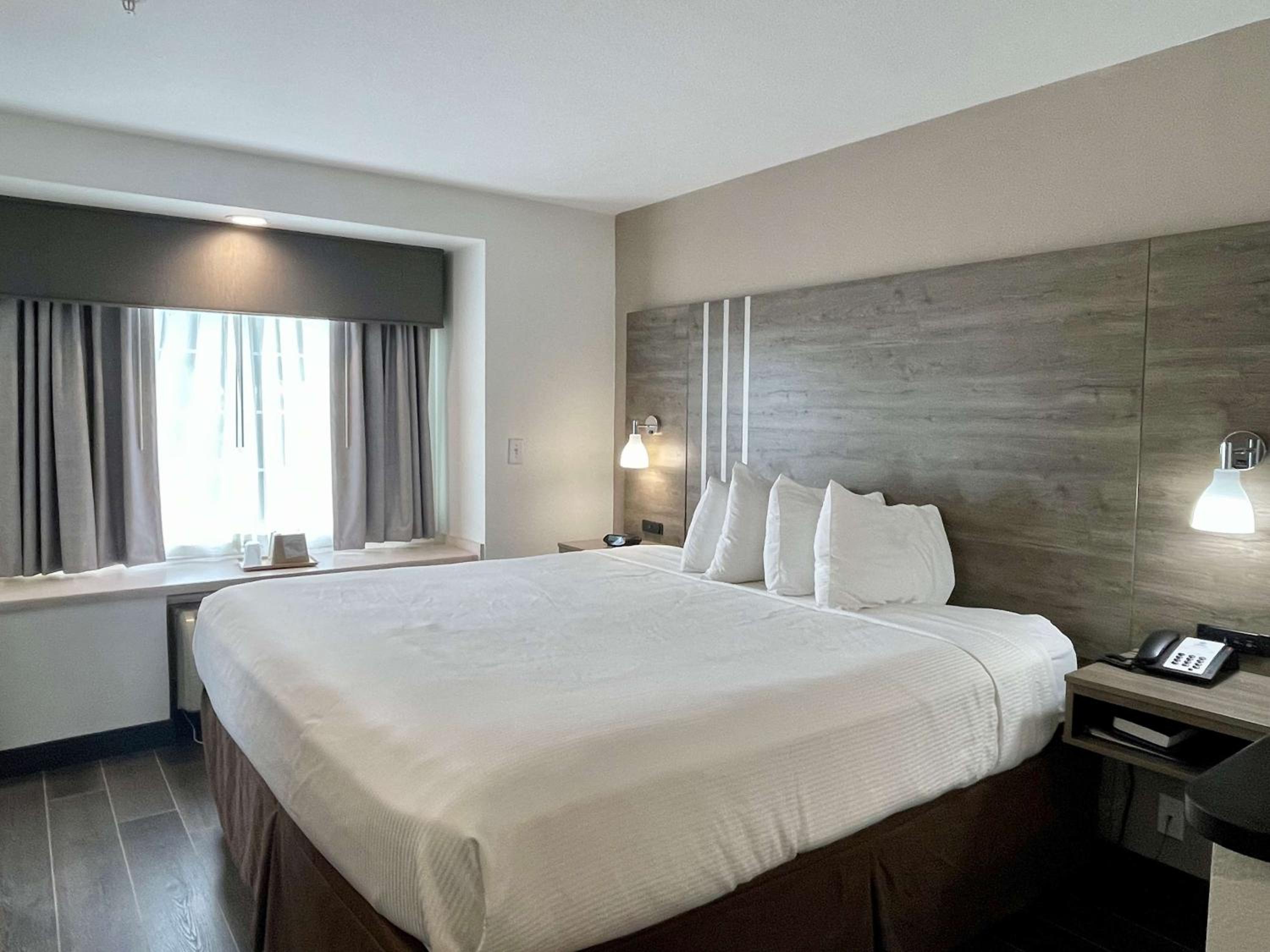 King Room with Roll-in Shower - Disability Access/Non-Smoking - Photo 3