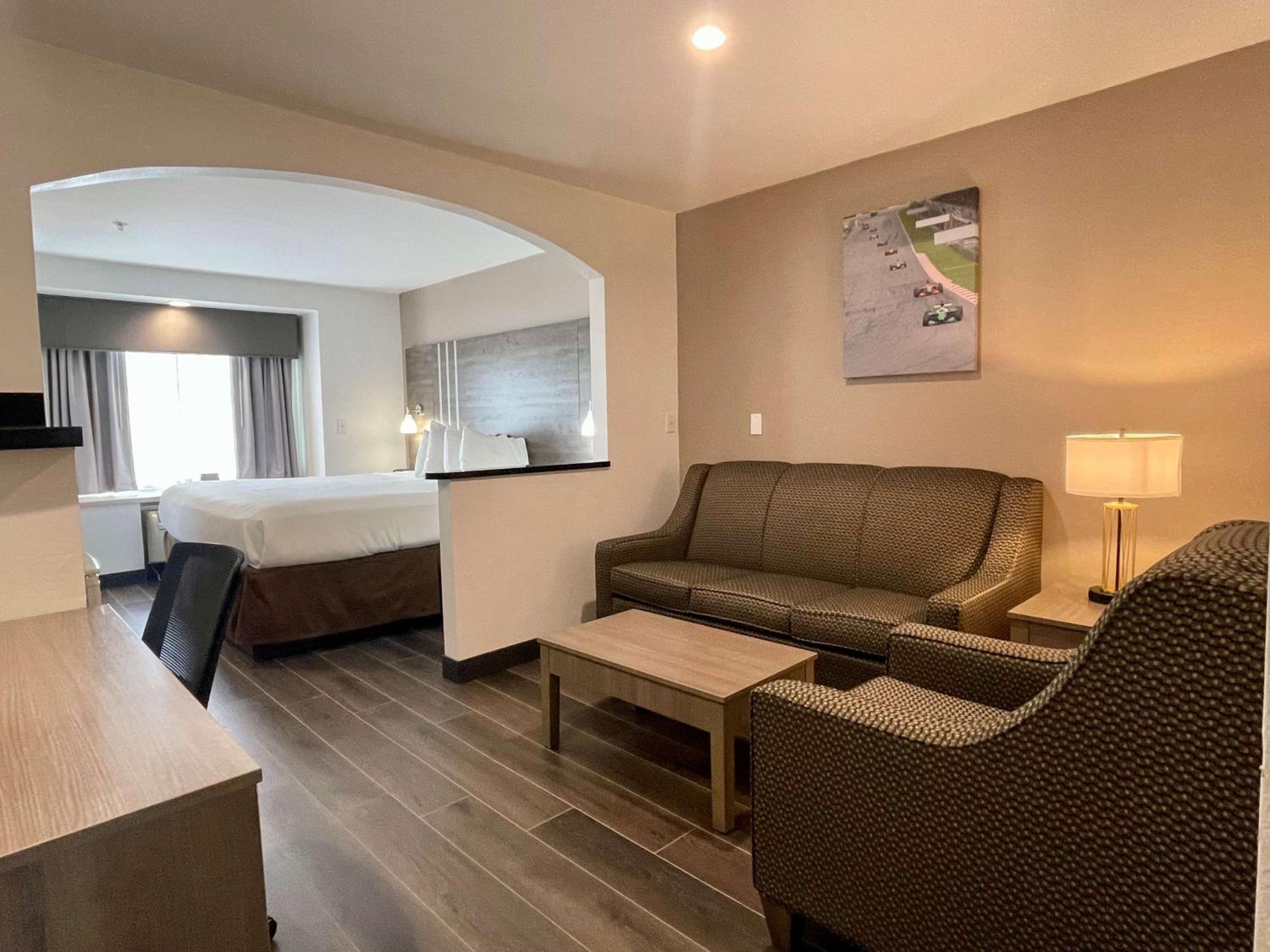 King Room with Roll-in Shower - Disability Access/Non-Smoking - Photo 1