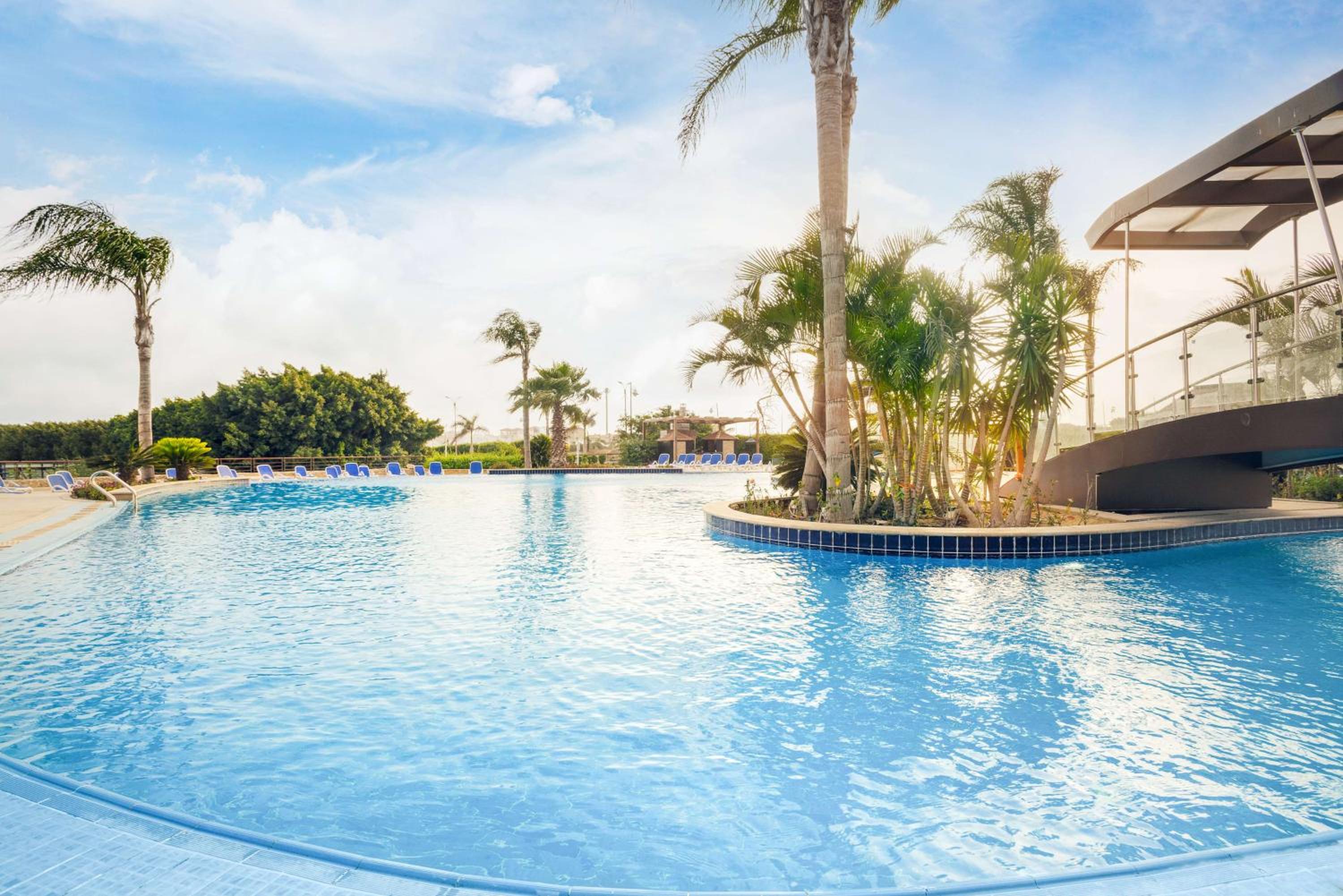 Superior Room with Terrace and Pool View - Photo 8