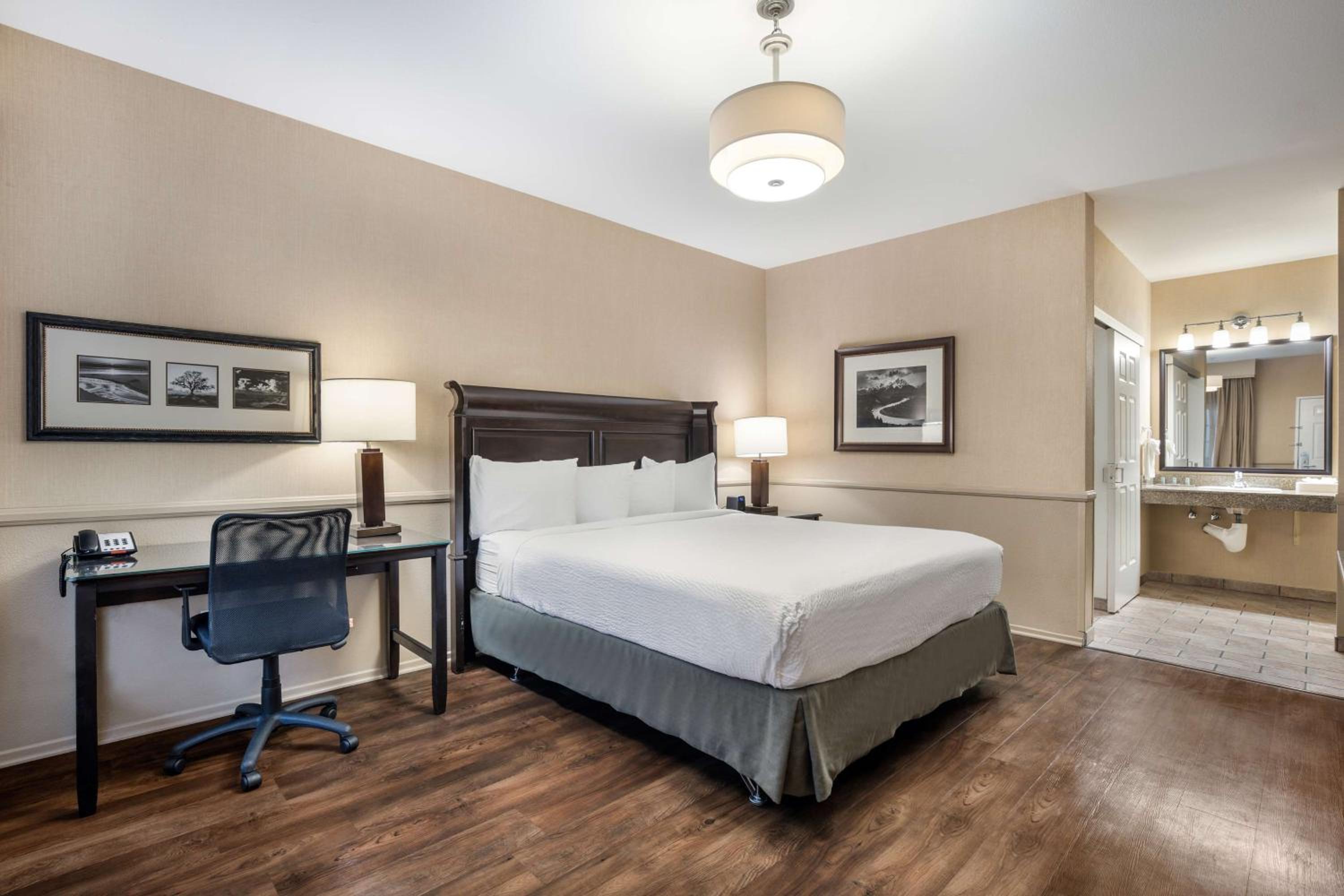King Room with Roll-in Shower - Disability Access/Non-Smoking photo 2