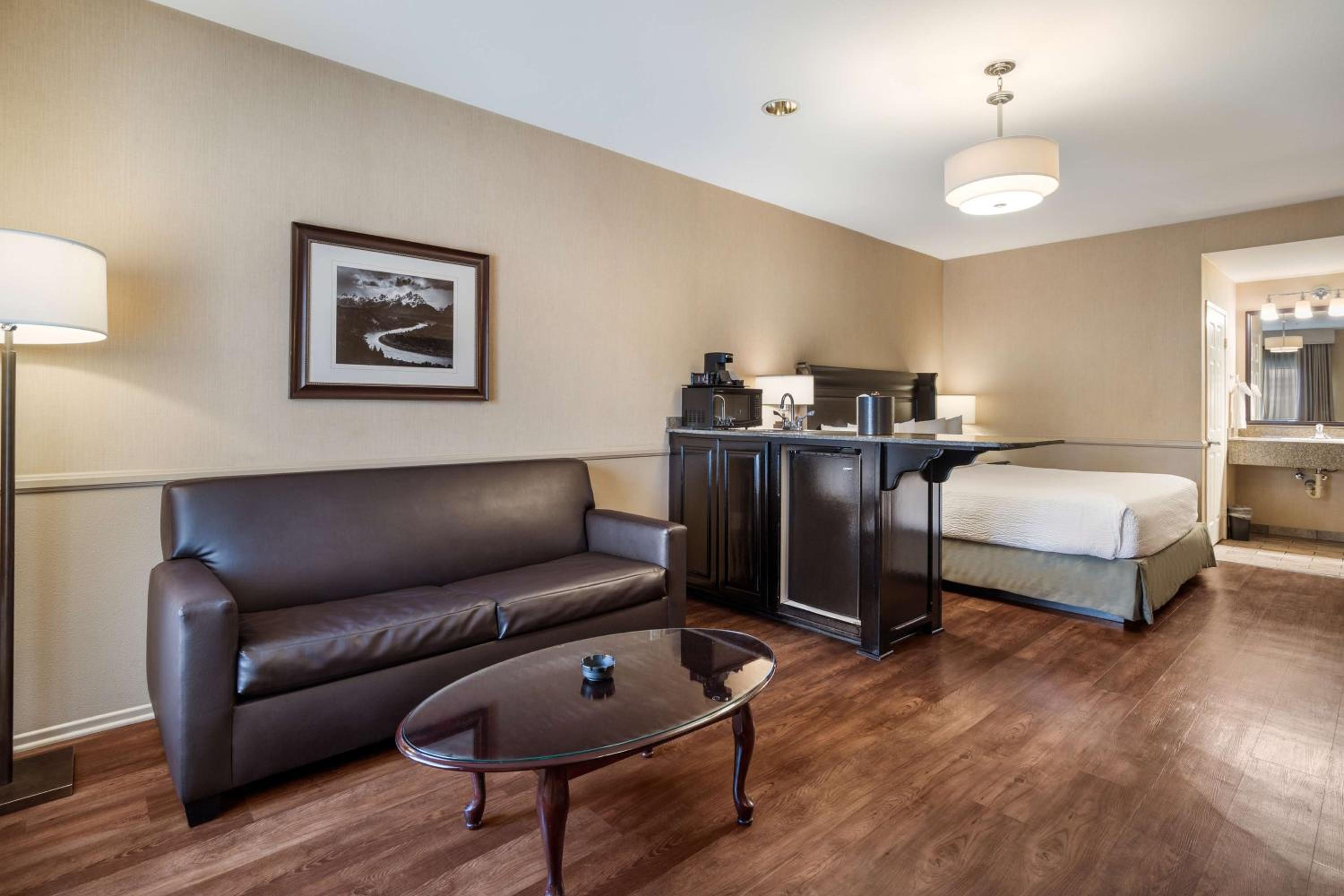 Suite with One King Bed and Sofa Bed (Smoking) photo 1