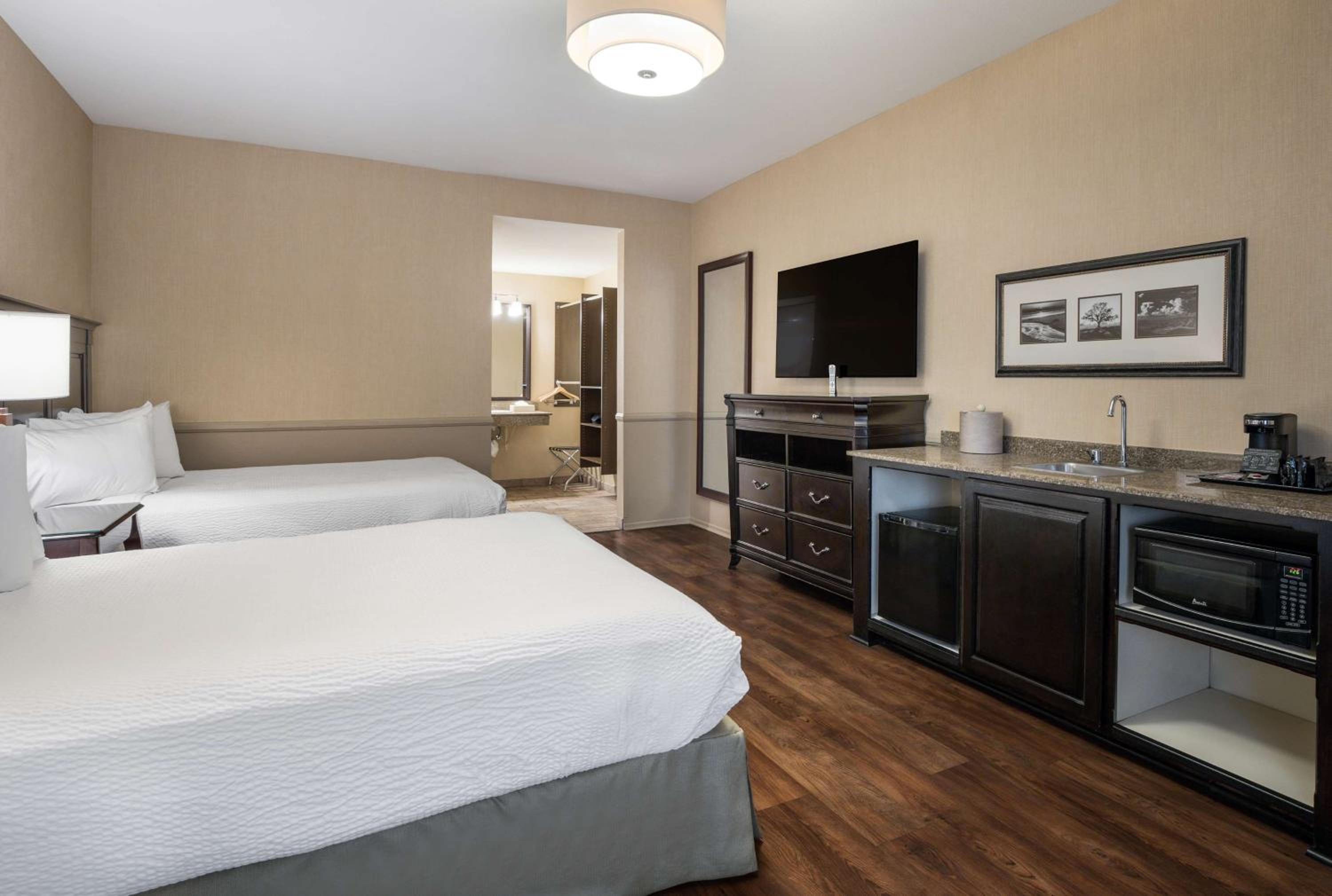 Queen Room with Two Queen Beds - Non-Smoking photo 3