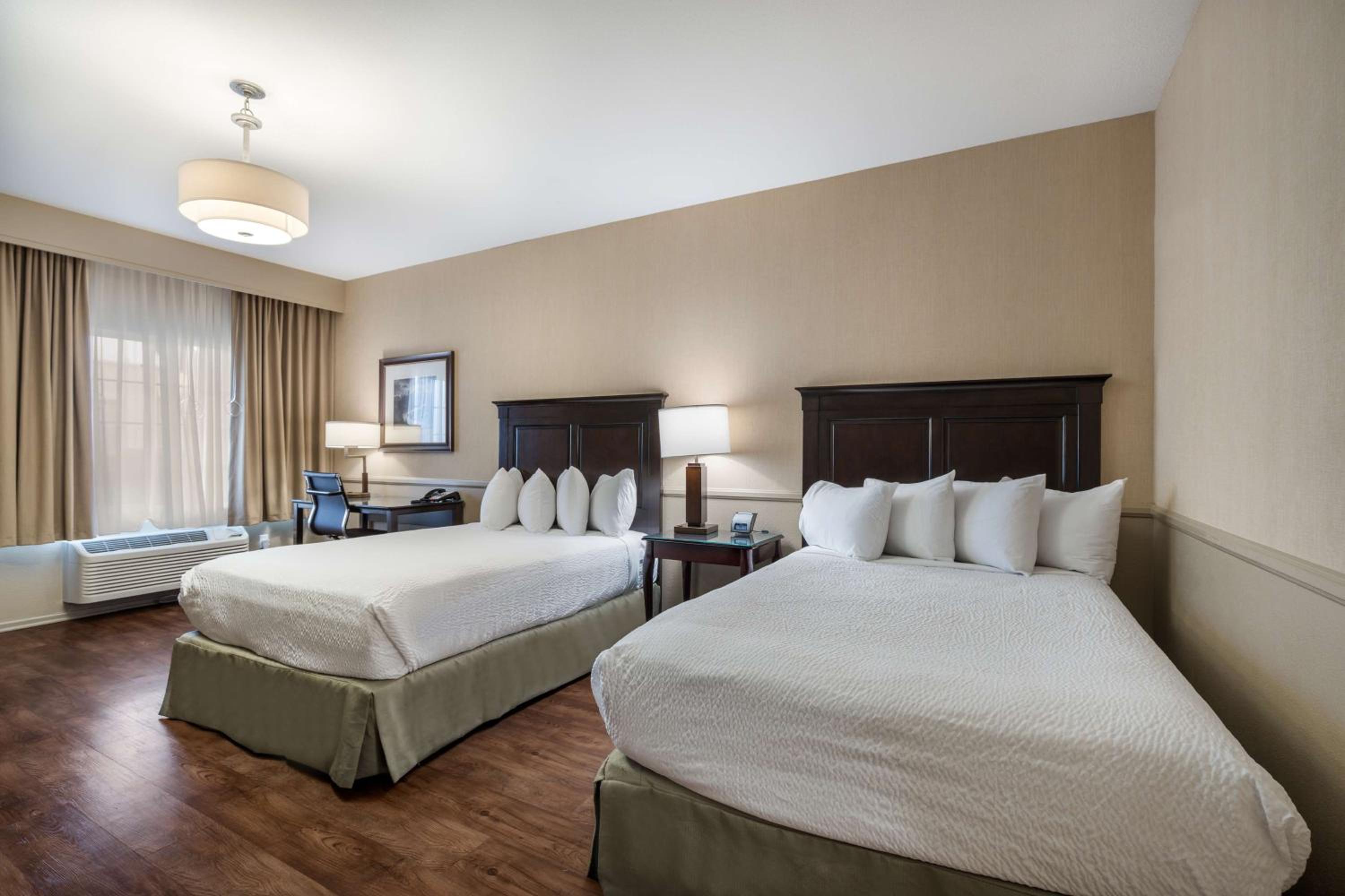 Queen Room with Two Queen Beds - Non-Smoking photo 2