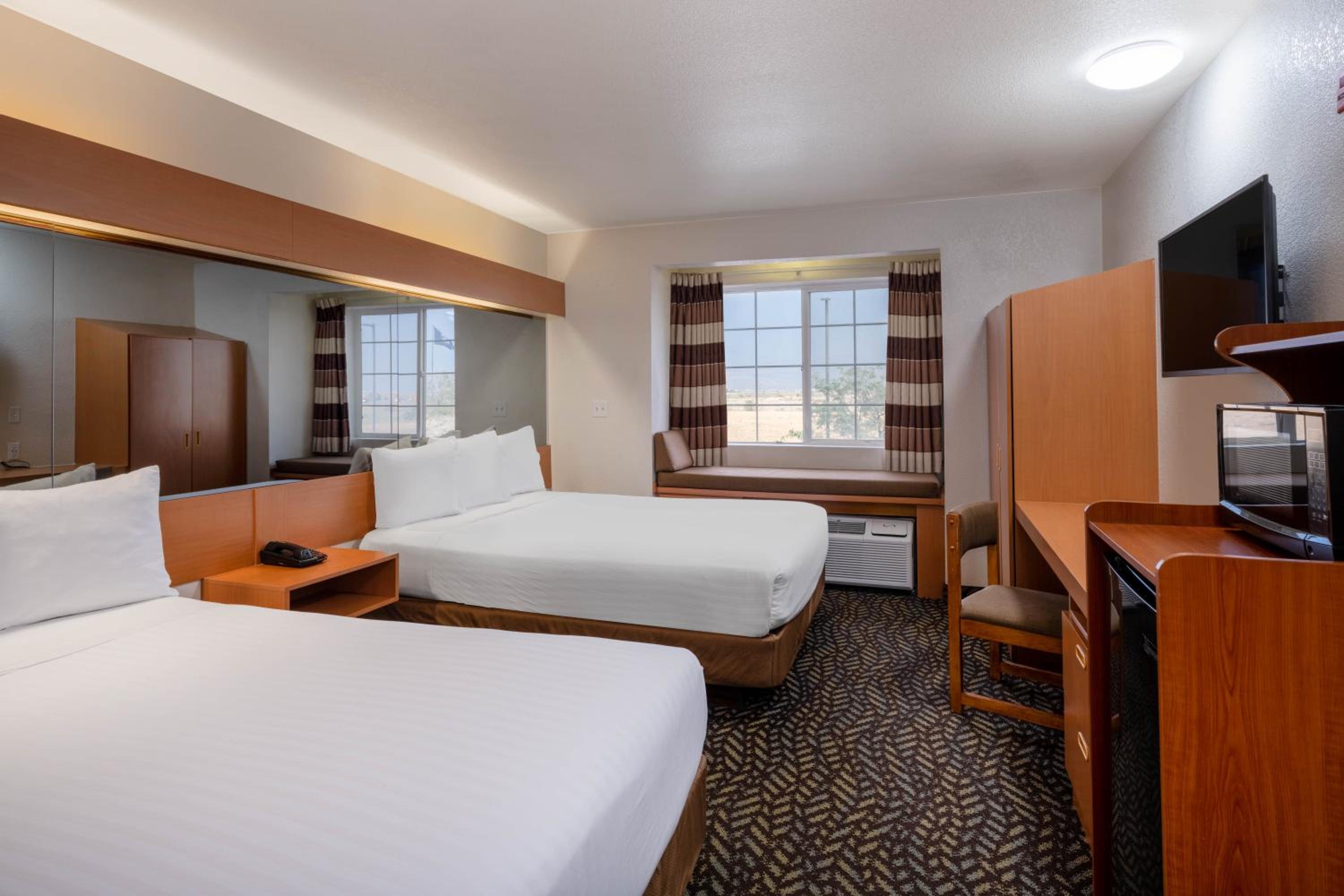 Deluxe Queen Room with Two Queen Beds - Non-Smoking - Photo 3