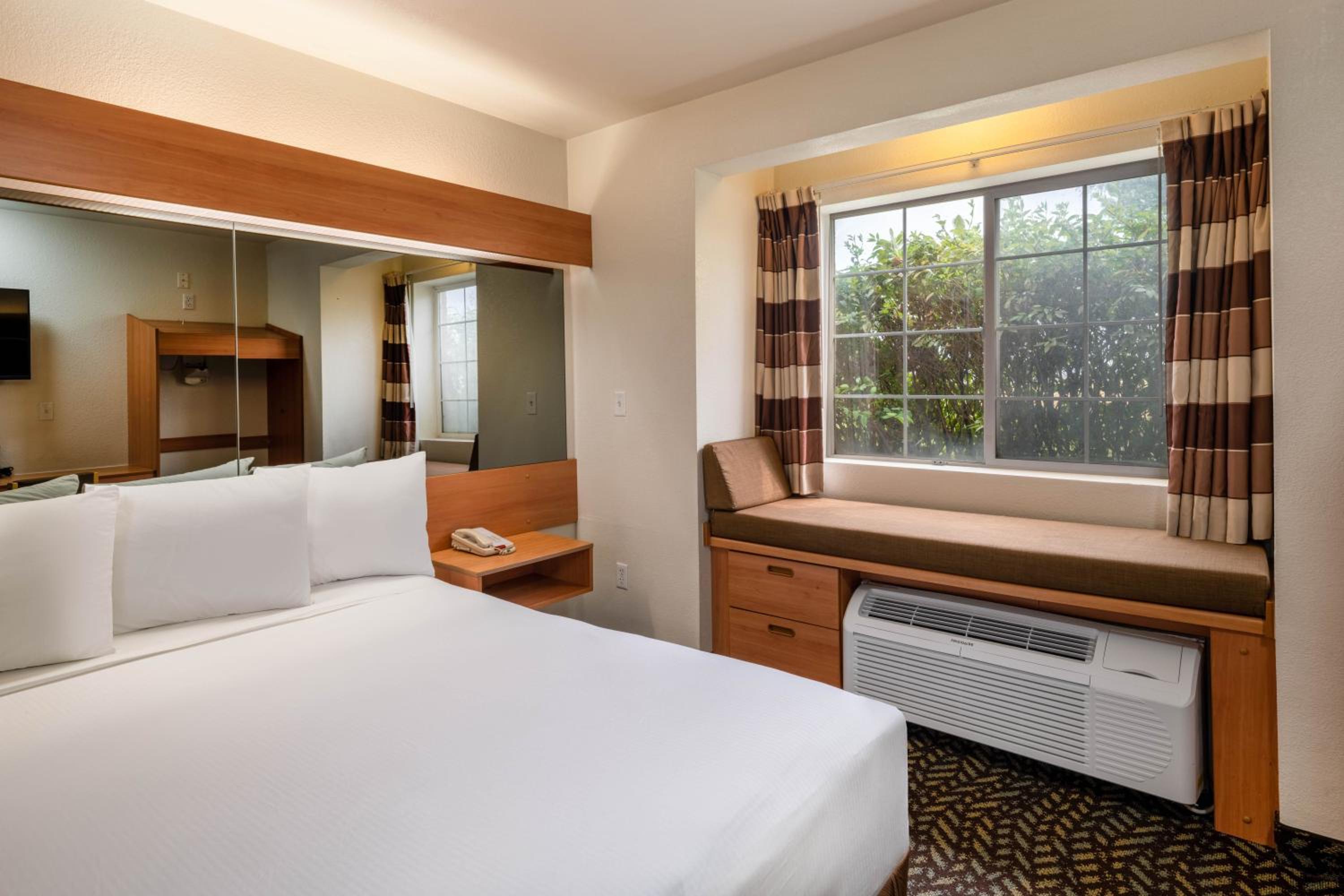 Standard King Room - Disability Access/Non-Smoking - Photo 6