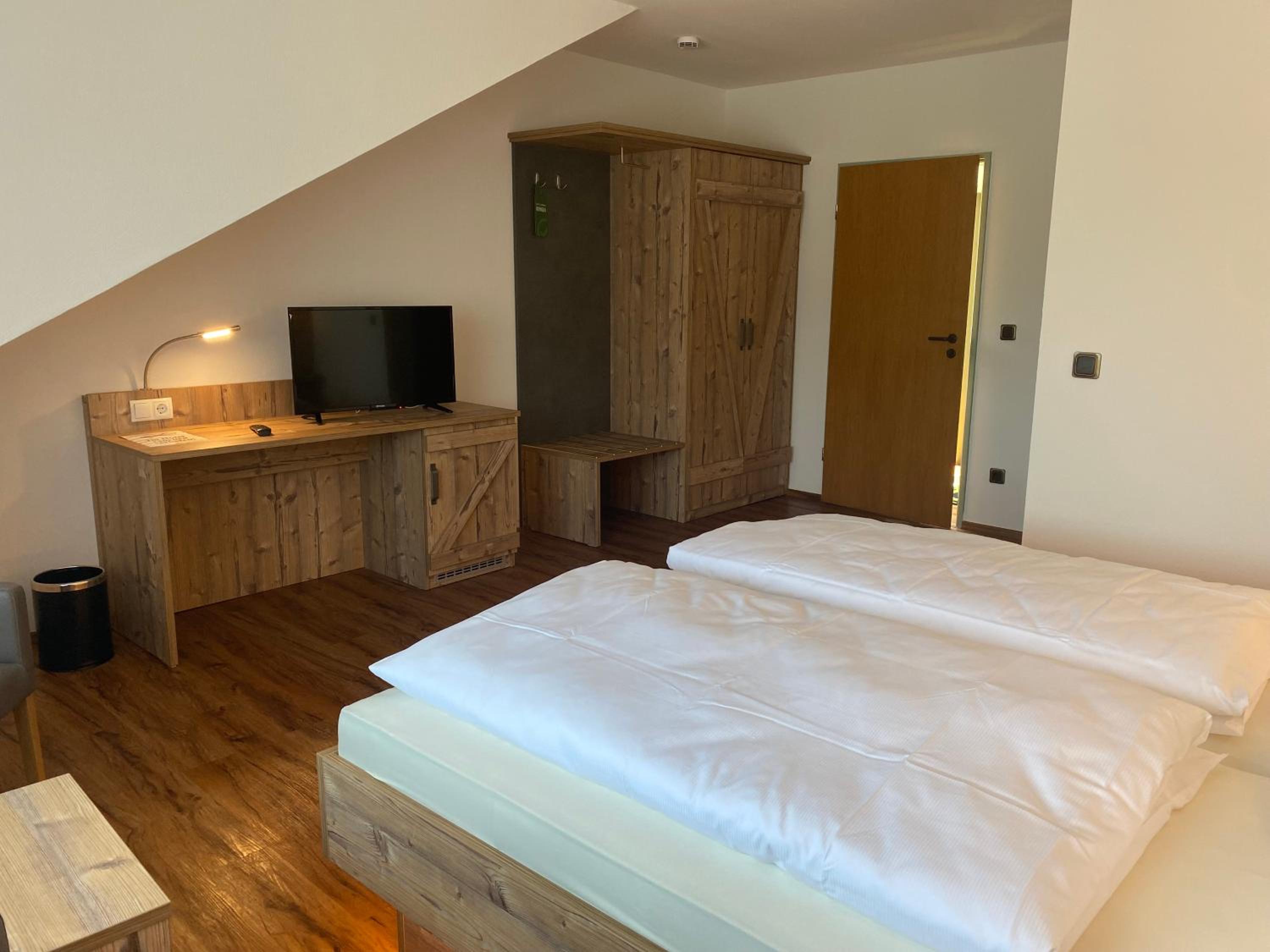 Double Room with Private Bathroom - Photo 4