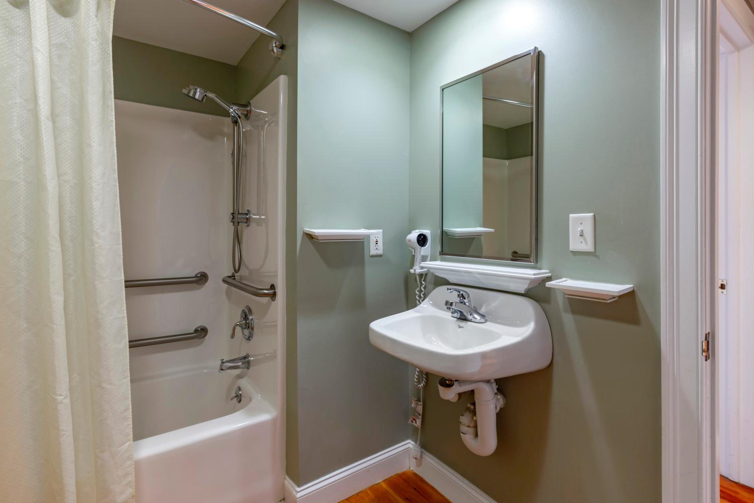 King Room - Accessible/Non-Smoking - Photo 4