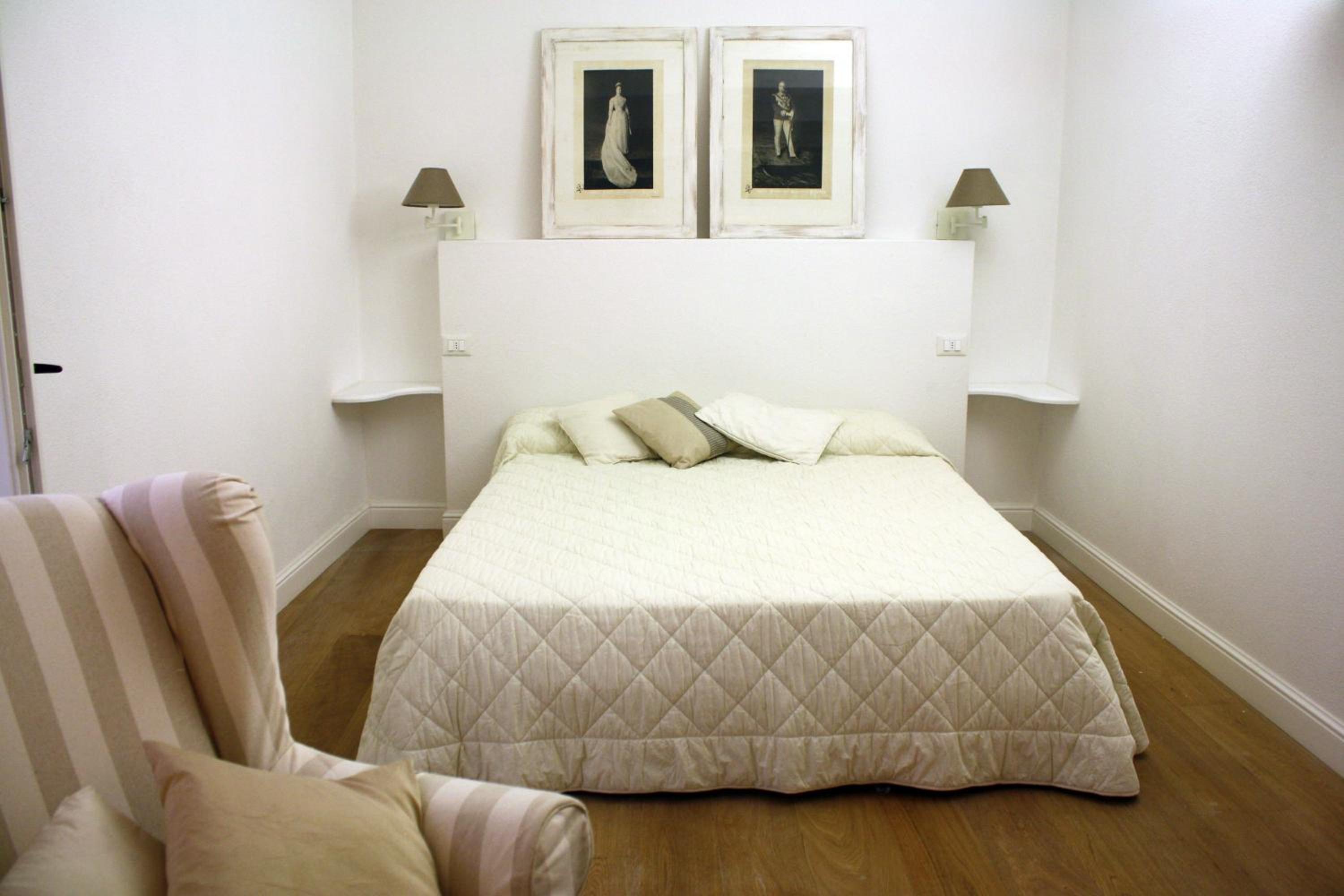 Standard King Room - Photo 8